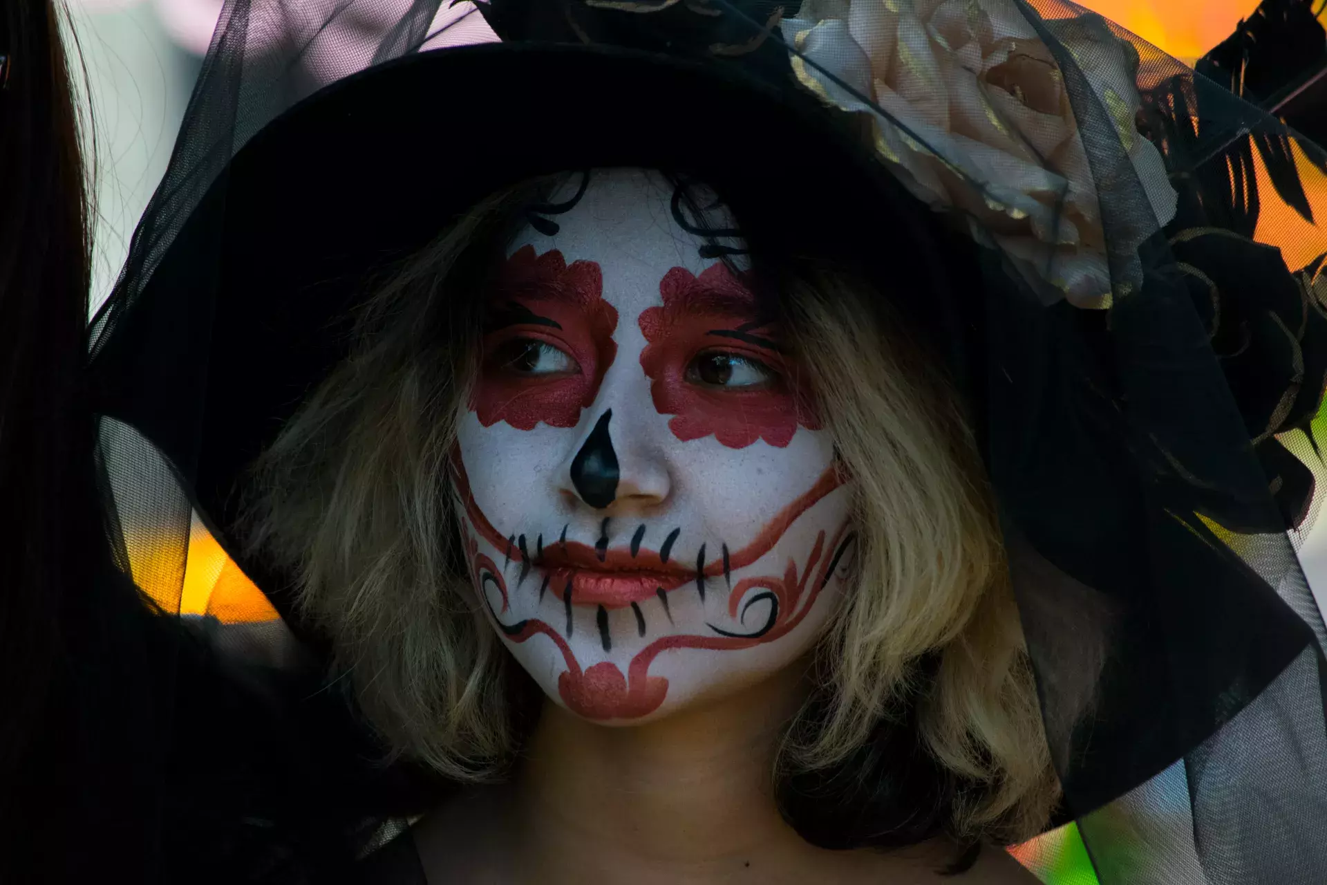 Alumnos festejando el día de muertos