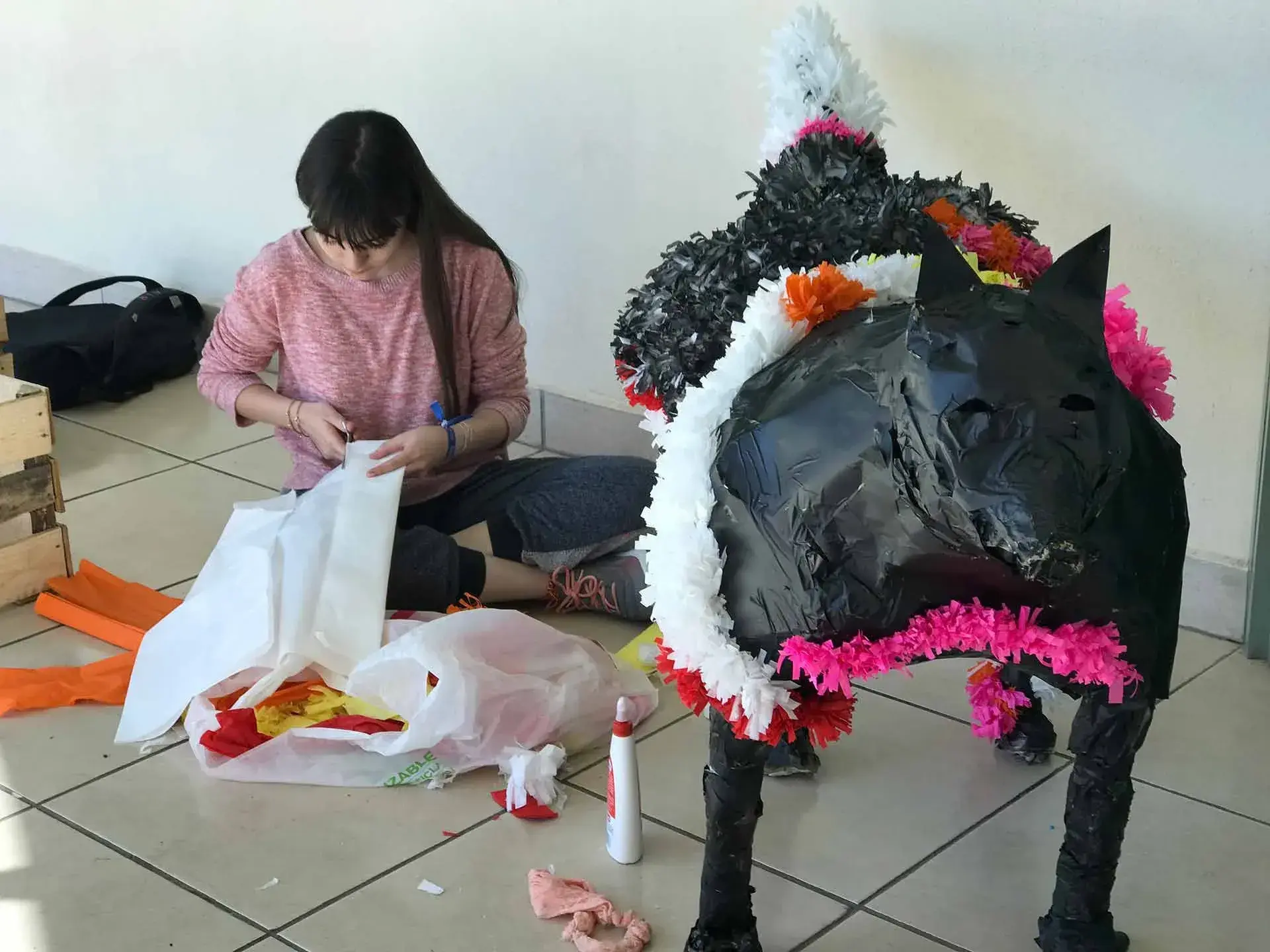 Estudiantes creando alebrijes.