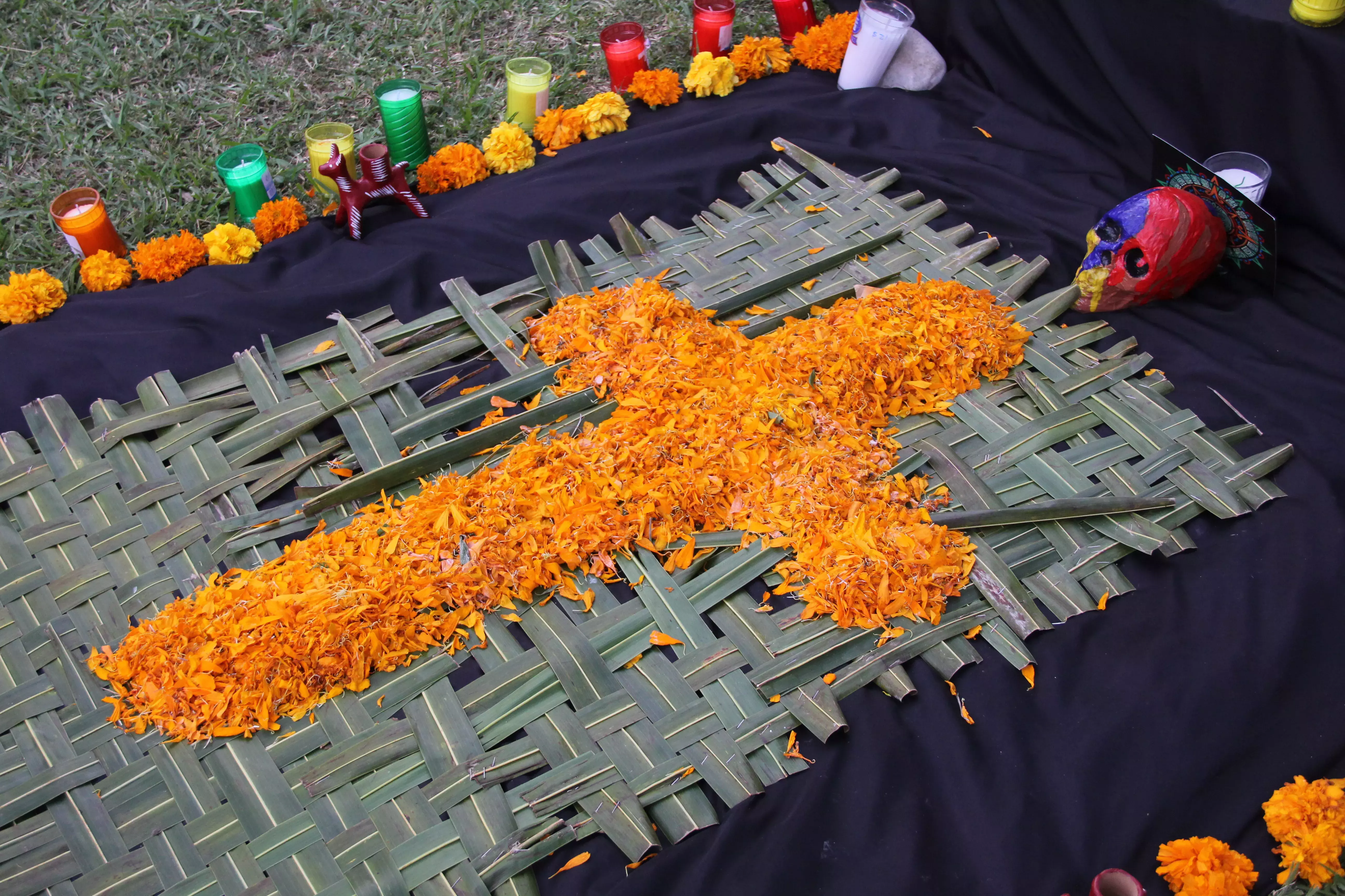 Cruz de pétalos de flor de cempasúchil