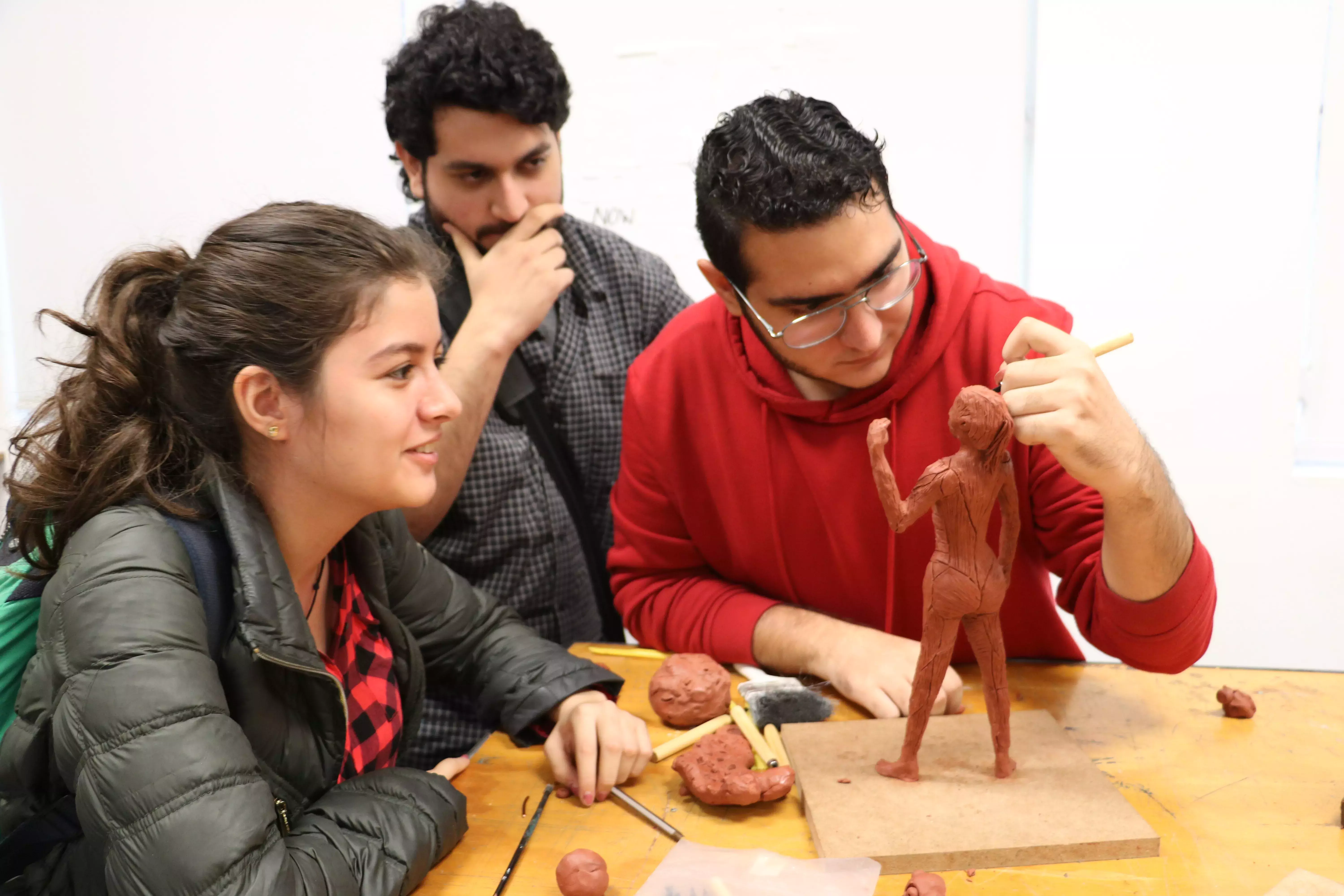 Alumnos caminando hacia los retos