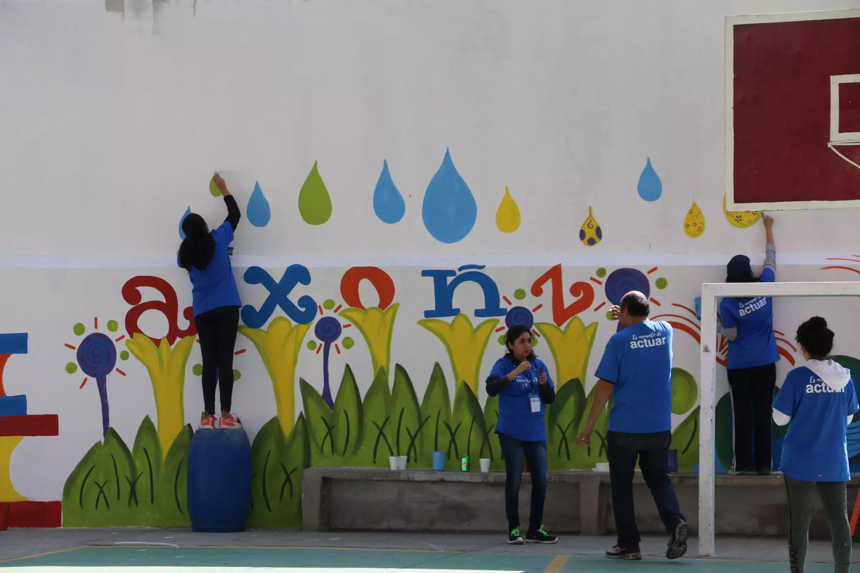 El mural pintado en la escuela casi terminado 