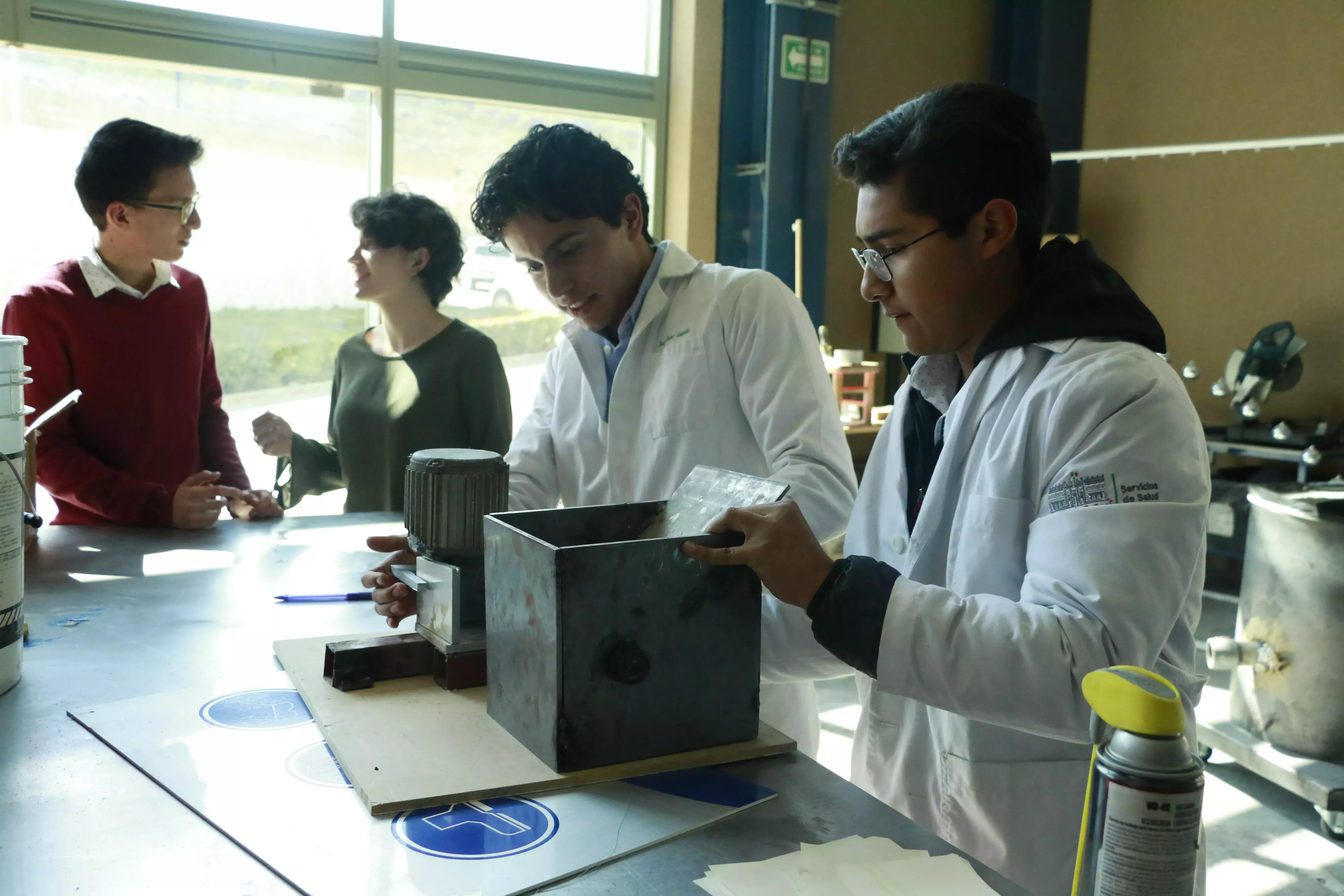 Trabajando en laboratorios de ingeniería 