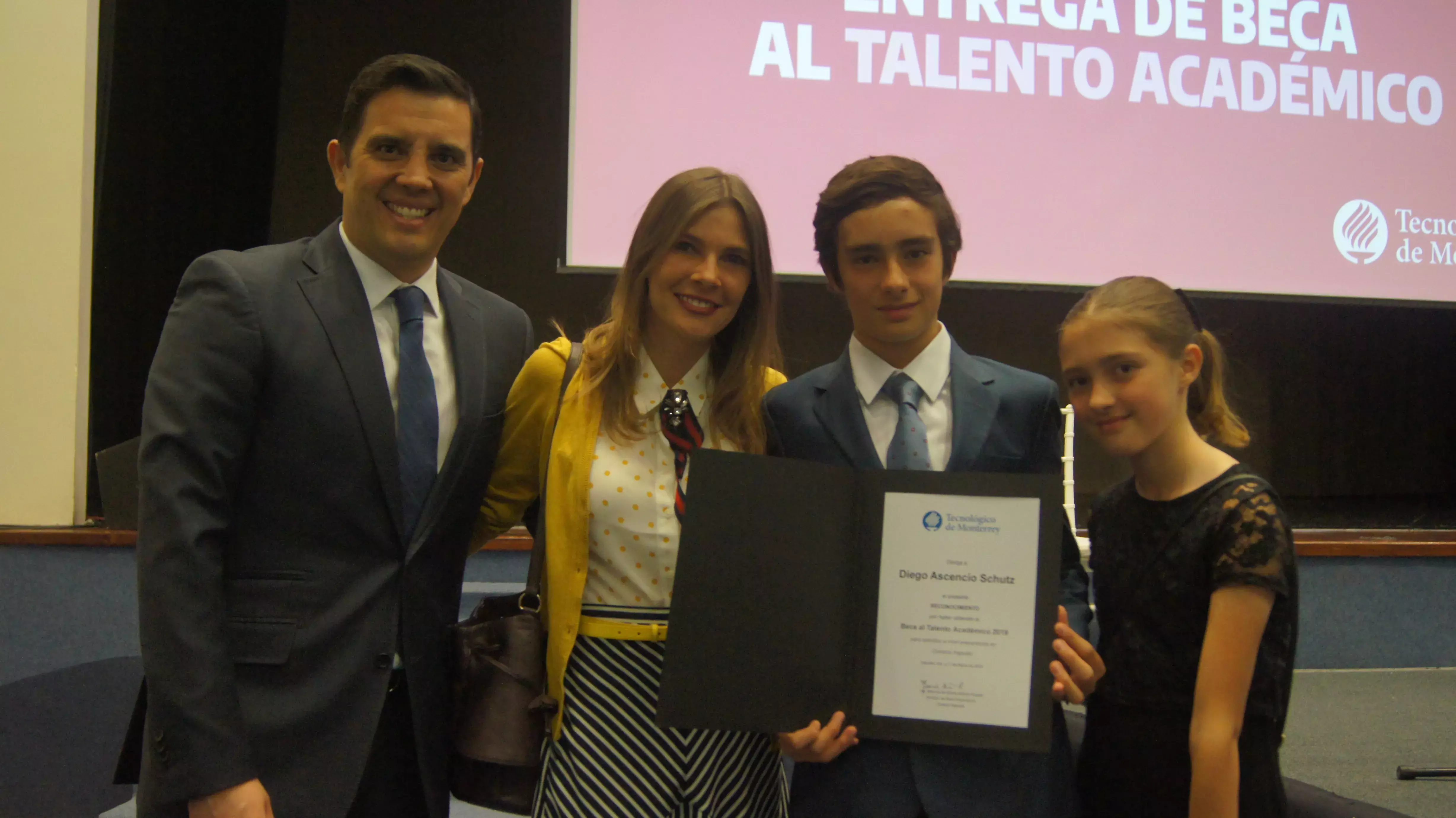 Entrega de Beca al Talento Académico 18