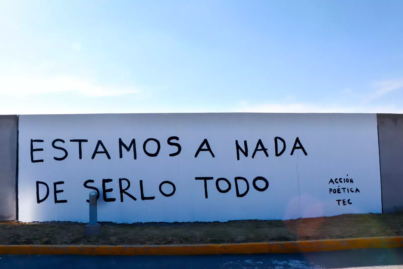 Alumnos y Armando Alanís pintando paredes con frases poéticas