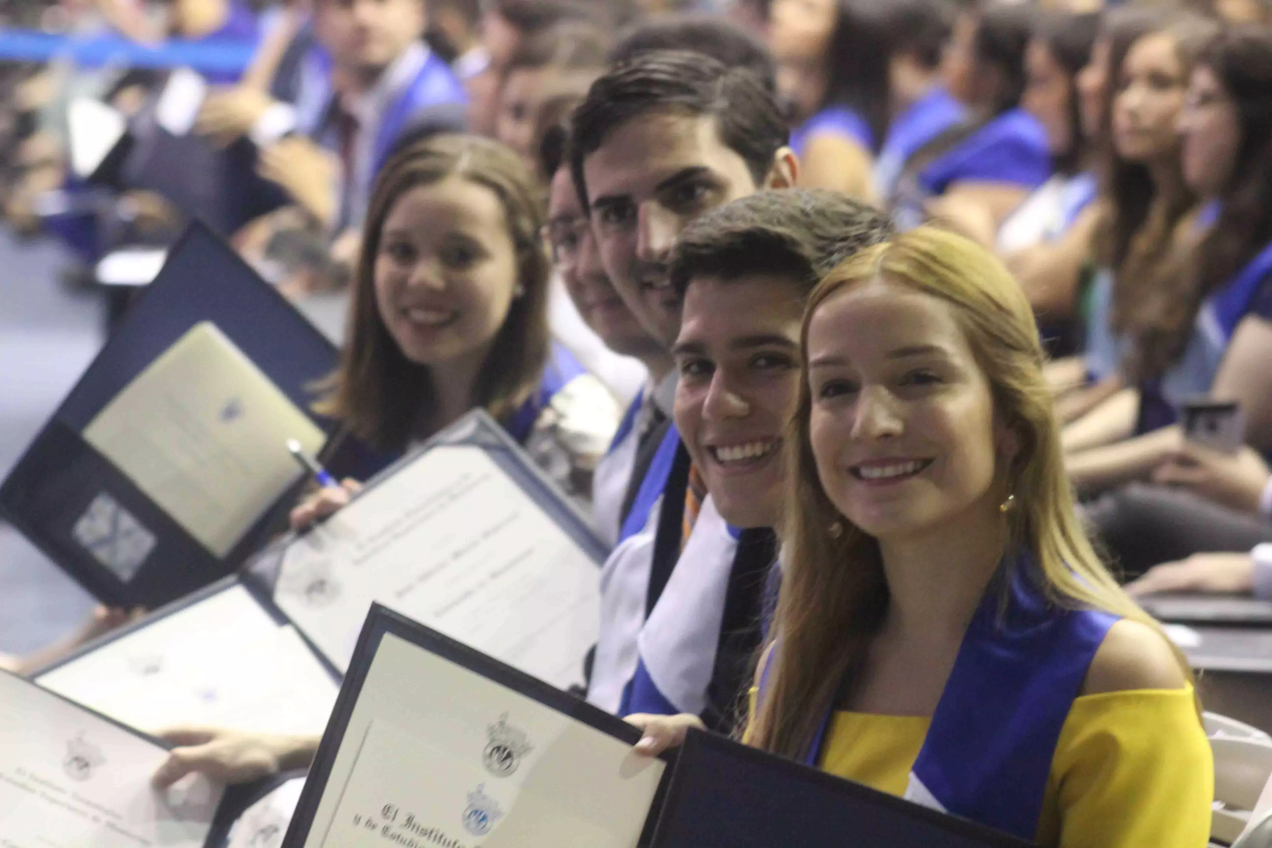 Con orgullo y emoción, ven a sus hijos cumplir sueño Tec (fotogalería)