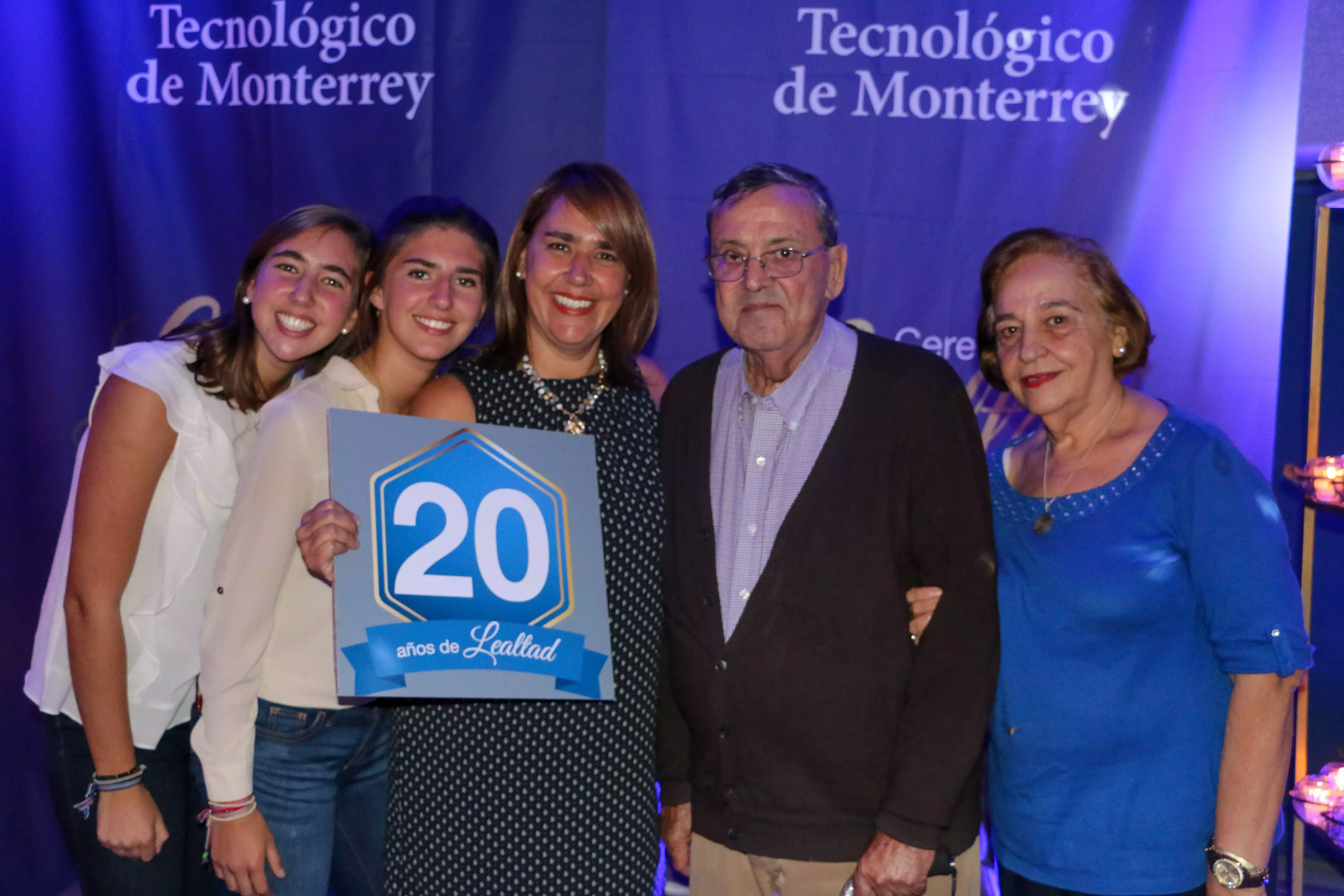 Nuestro maestros galardonados aprovecharon para tomarse fotos con sus familias.