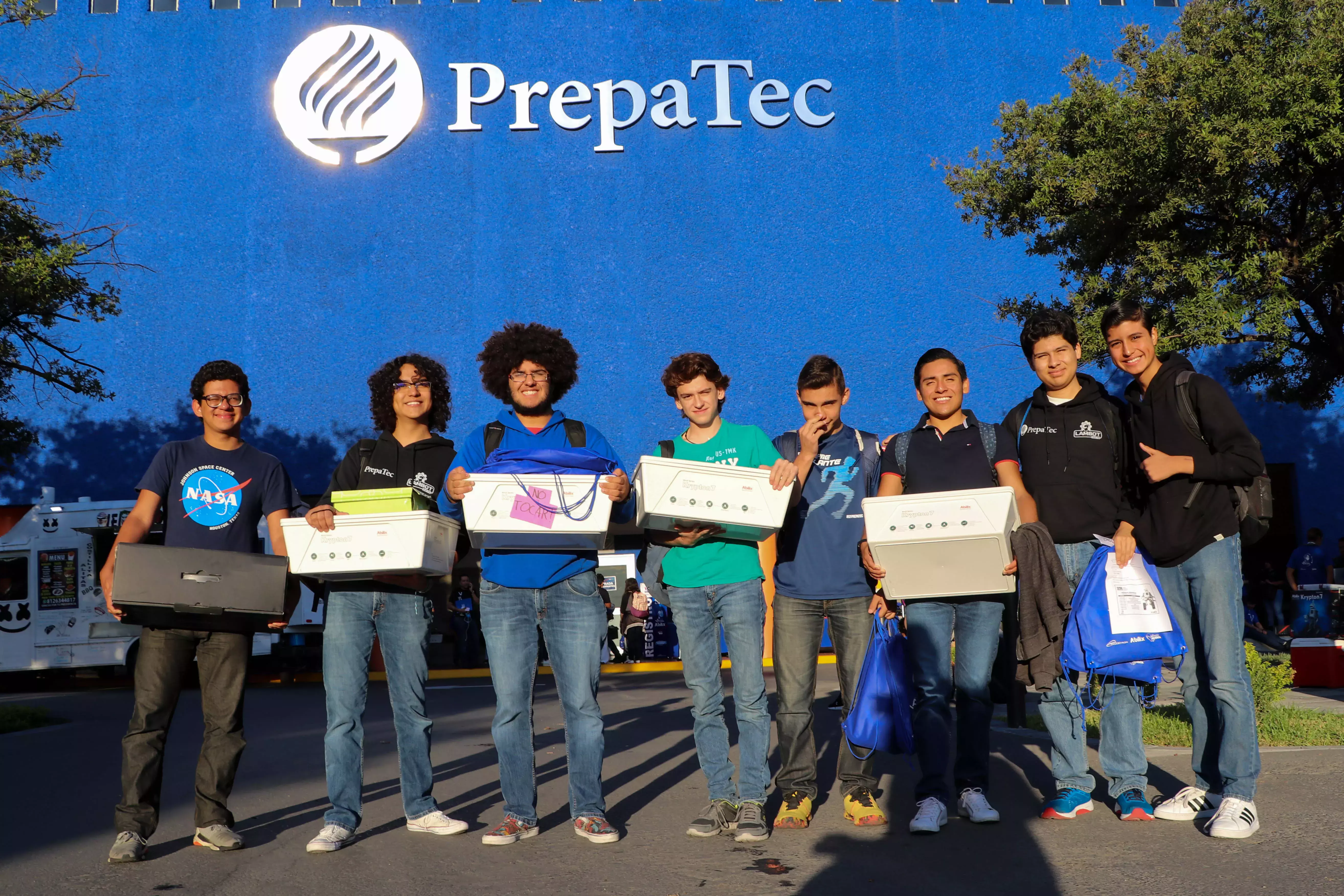 Arriban al campus de PREPATEC Santa Catarina.