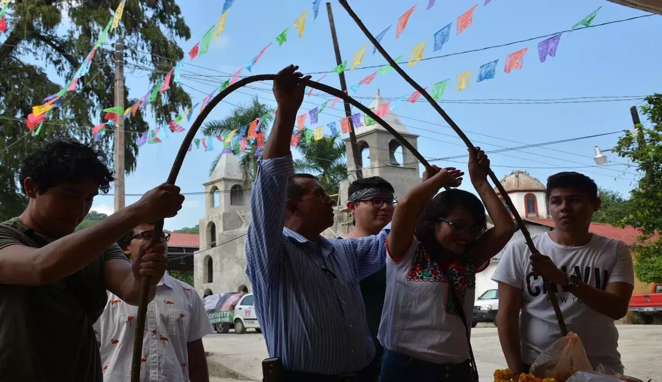 Los alumnos del Tec ayudando a crear el marco del altar.