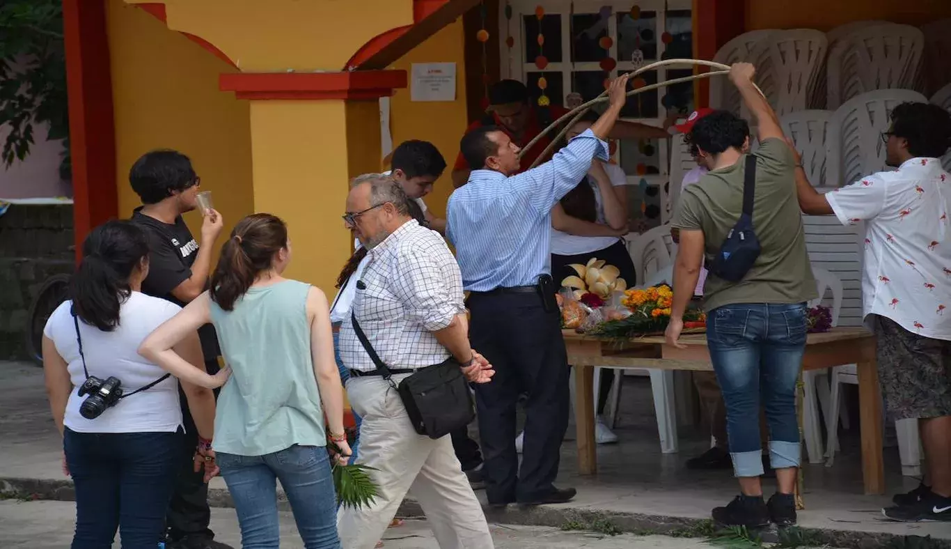 Alumnos participando en la decoración del Xantolo