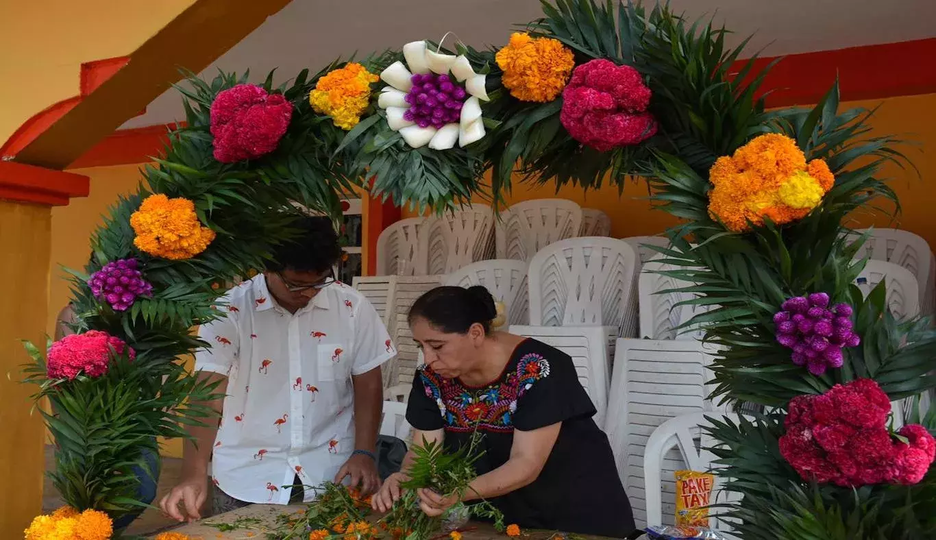 Alumno ayudando a decorar el marco para el altar