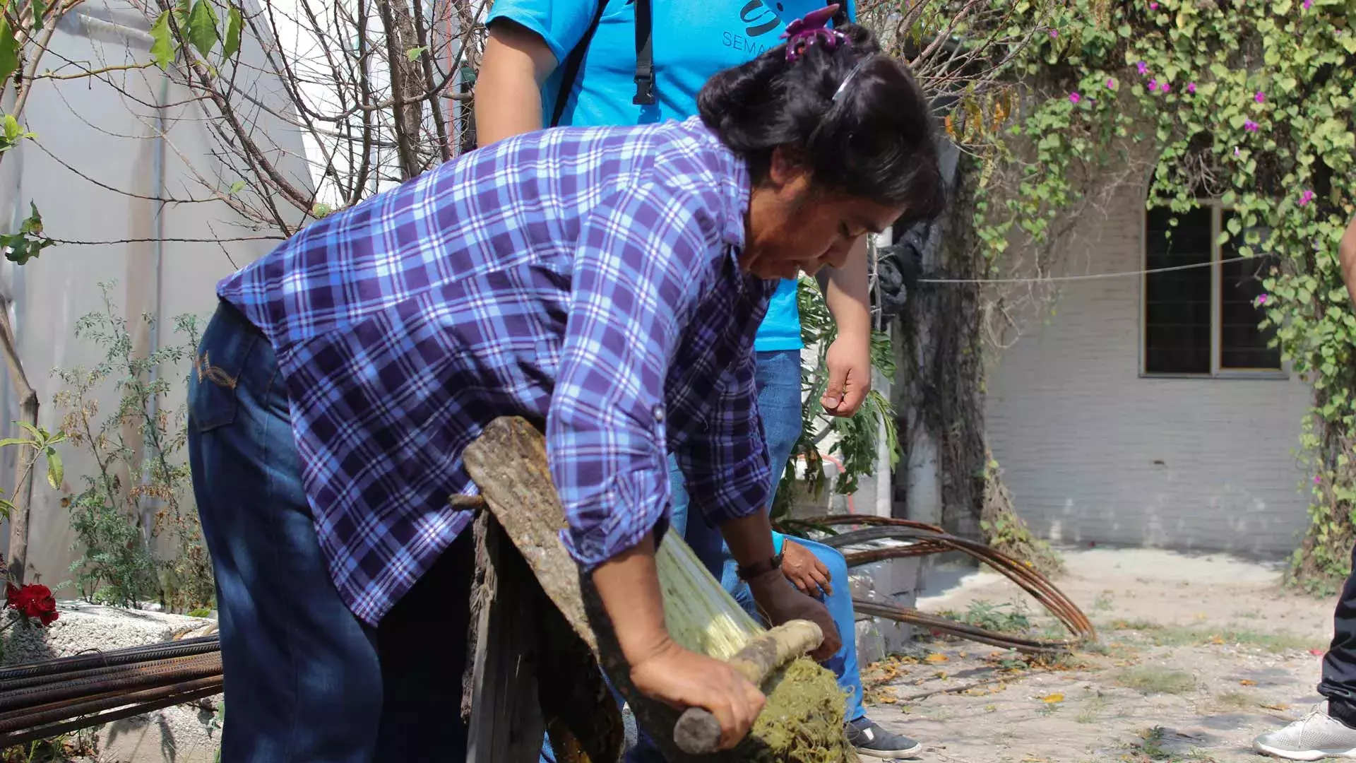 Mujer hñahñu procesando el maguey para hacer ixtle