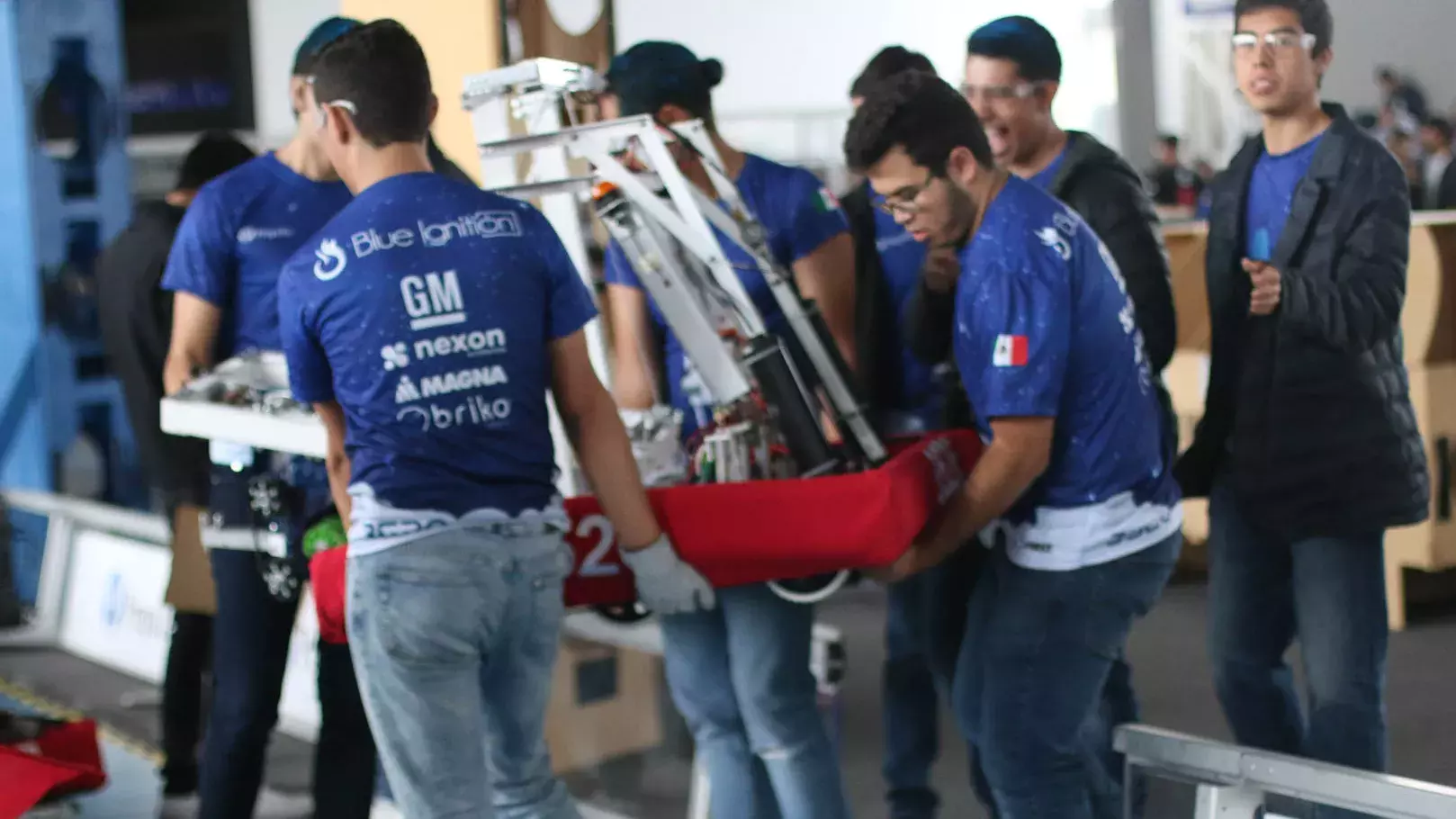 Equipo Blue Ignition de PrepaTec se prepara para competir.