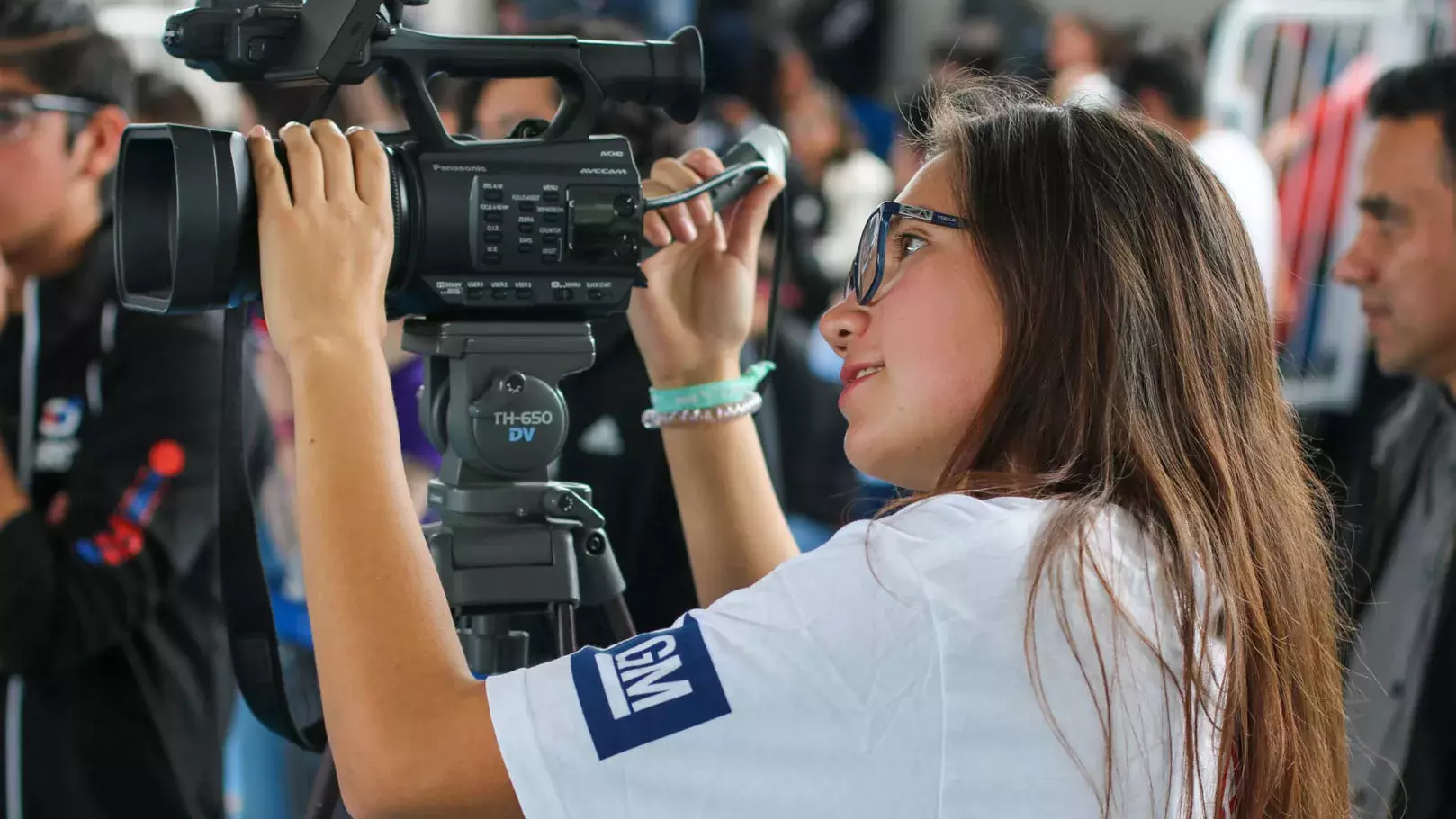 Integrante de LamBot como camarógrafa en el evento.