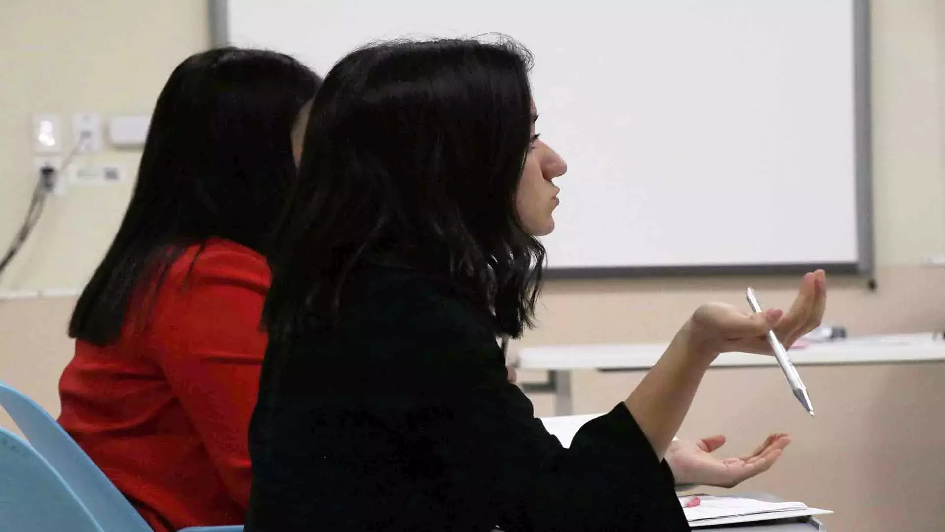 Pareja de debatientes participando en el formato Oxford.