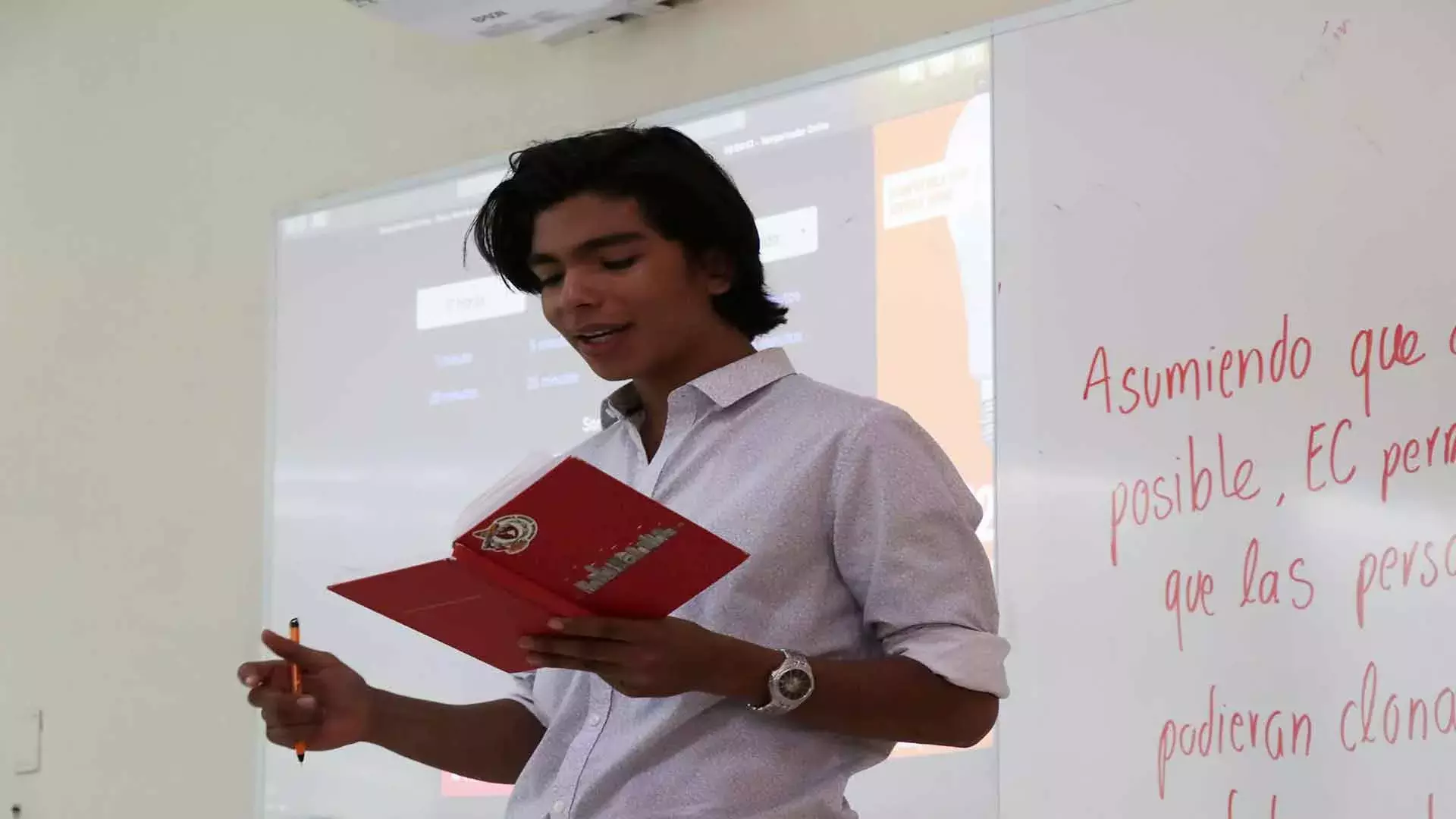 Alumno de PrepaTec exponiendo su discurso dentro del debate.