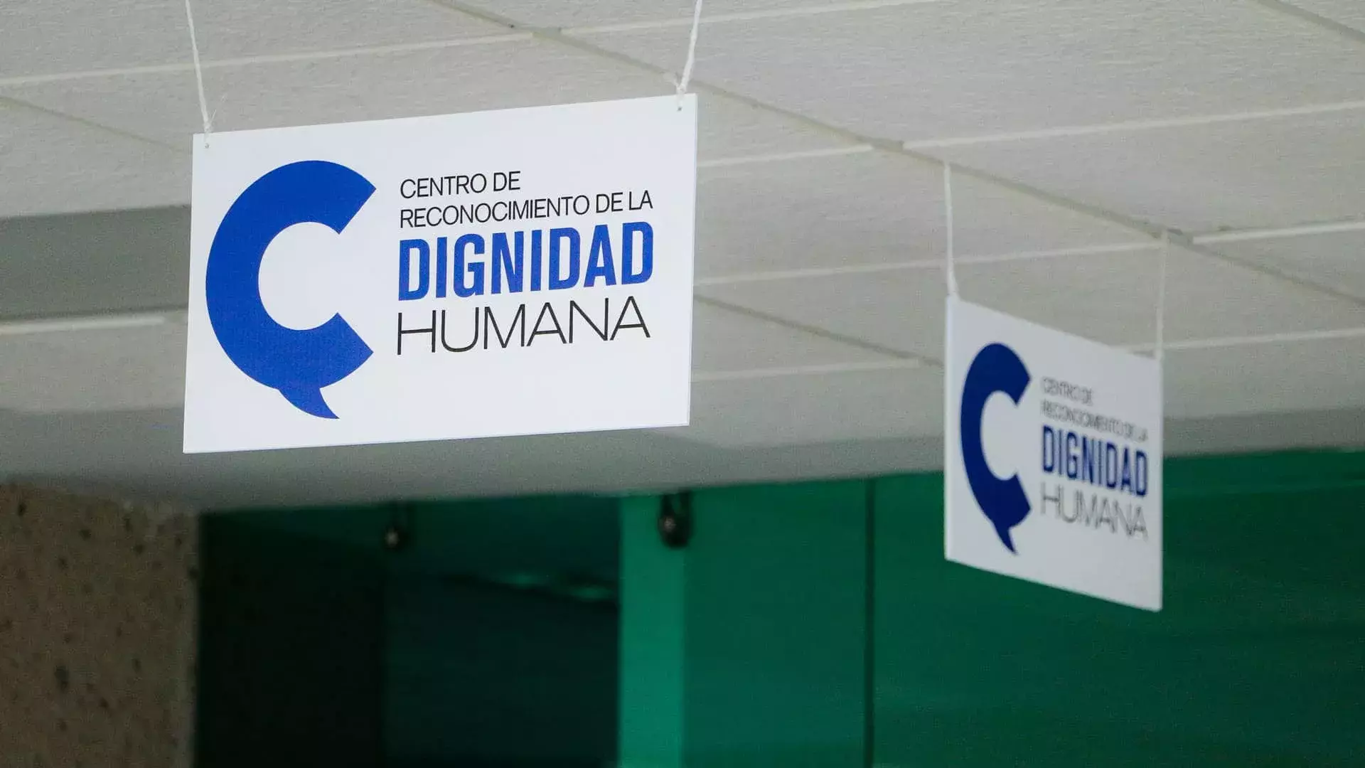 Carteles colgantes del techo con el logo del CRDH