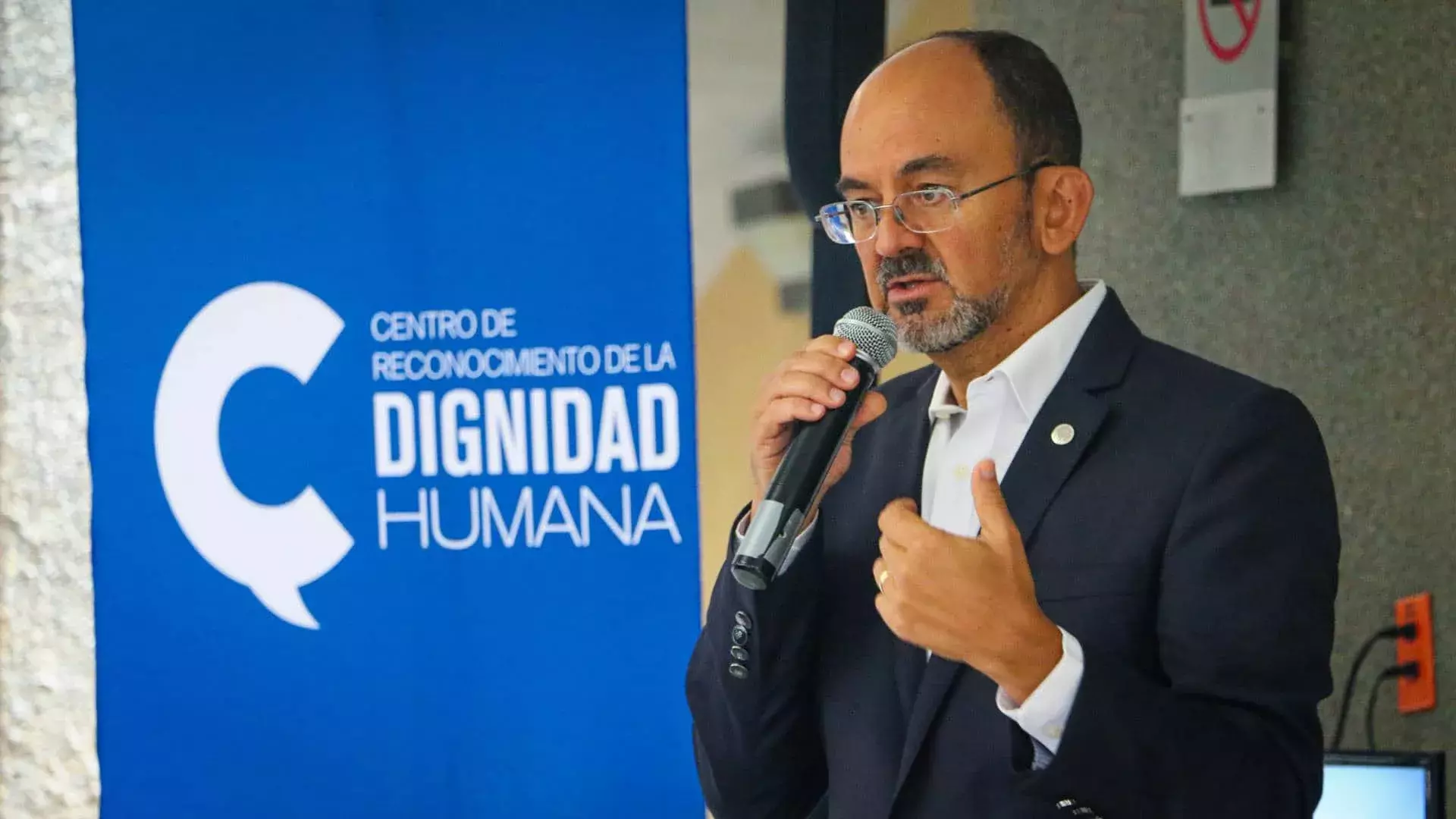 Director dando unas palabras dirigidas a la comunidad Tec