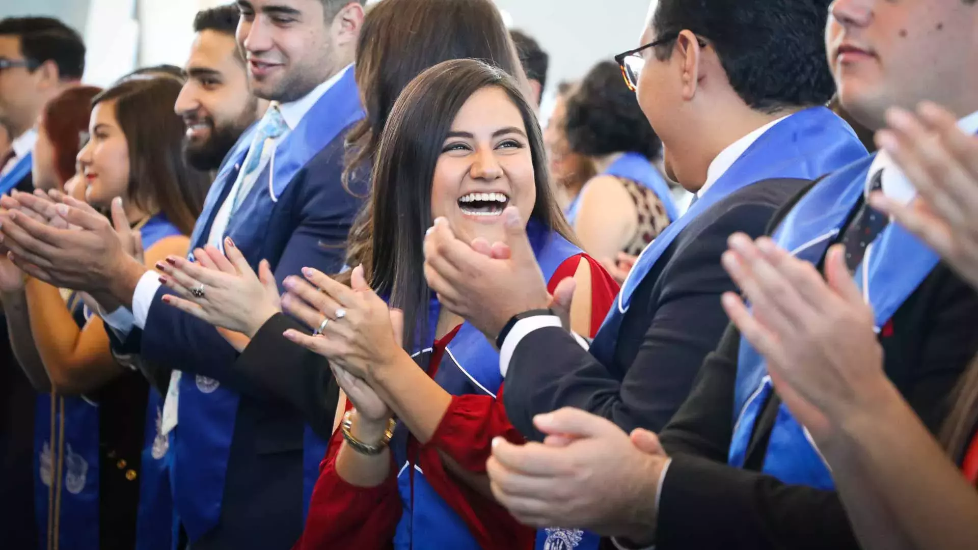 Alumnos de profesional y posgrado disfrutan de grandes momentos en su graduación.