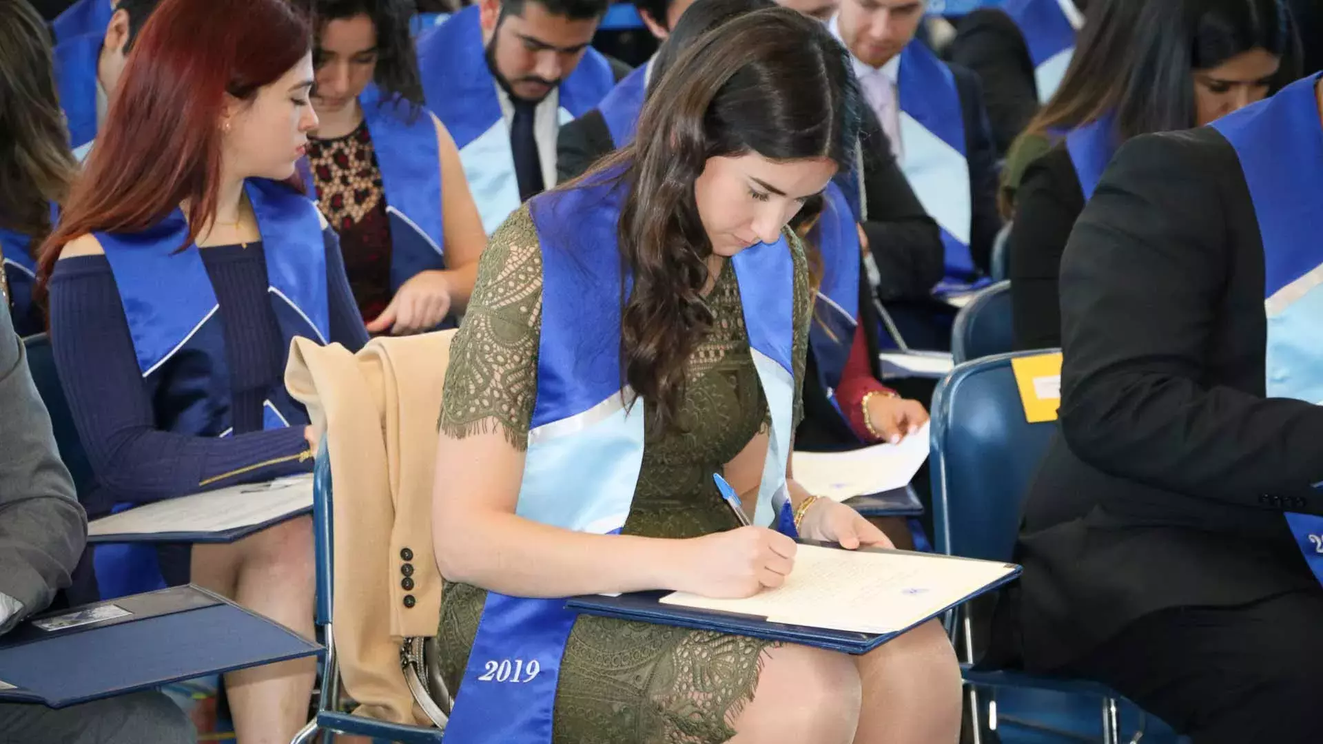 Alumnos de profesional y posgrado disfrutan de grandes momentos en su graduación.