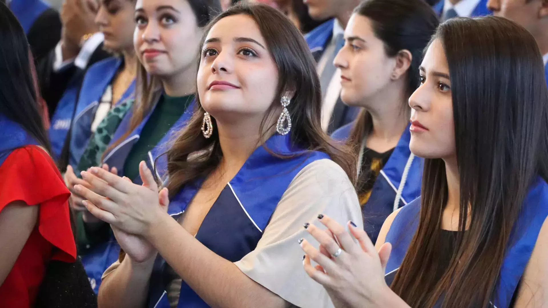 Alumnos de profesional y posgrado disfrutan de grandes momentos en su graduación.