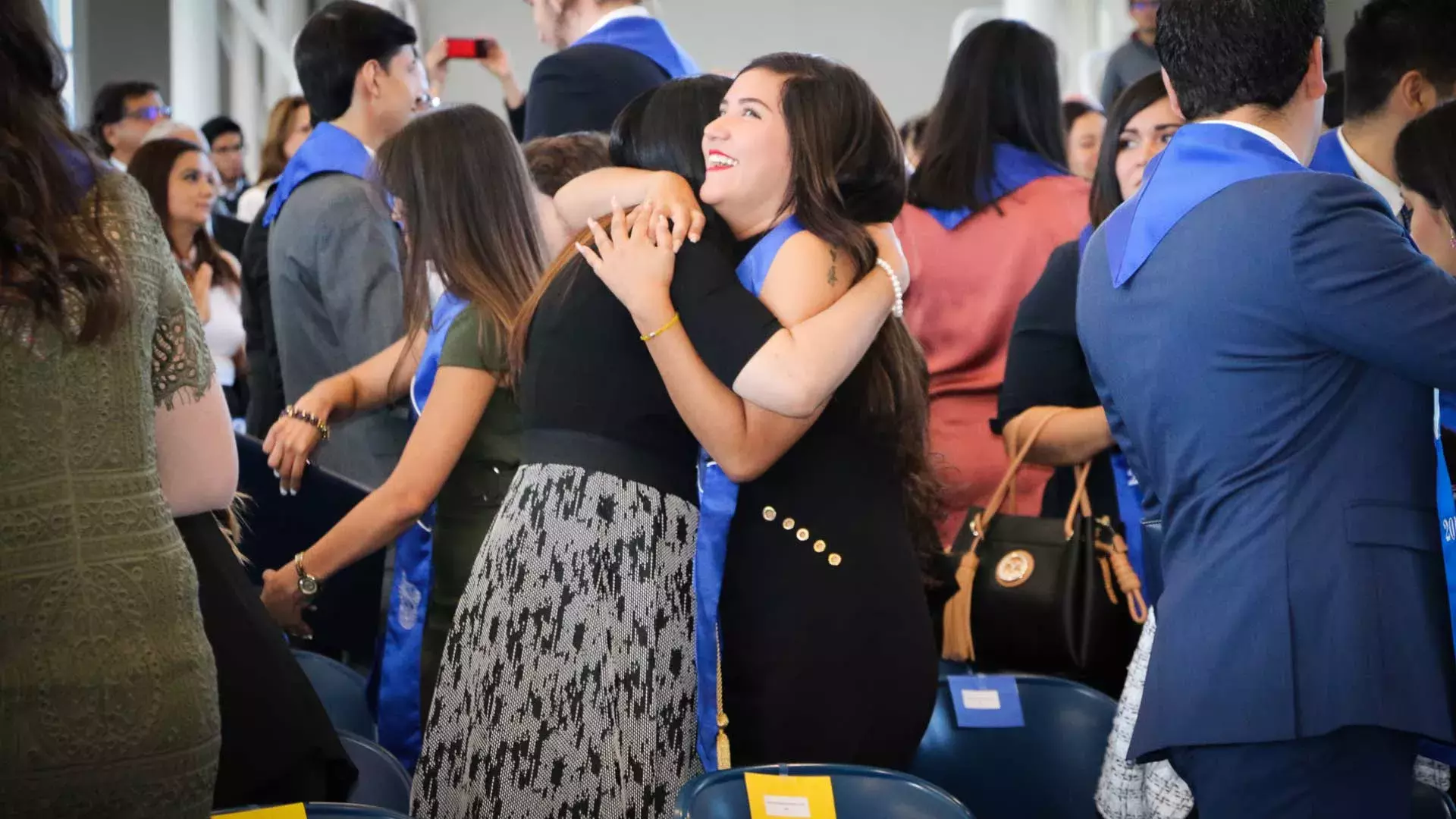 Alumnos de profesional y posgrado disfrutan de grandes momentos en su graduación.