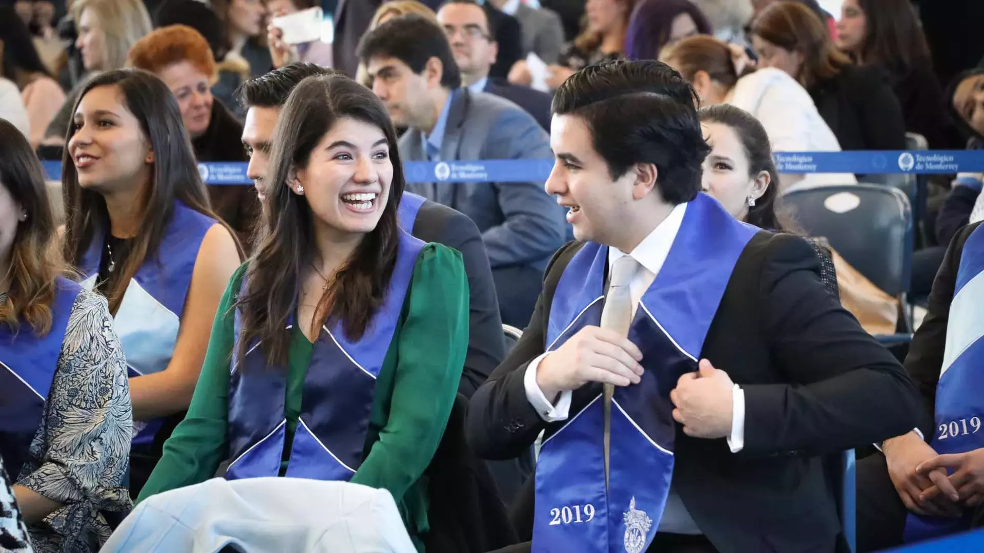 Alumnos de profesional y posgrado disfrutan de grandes momentos en su graduación.