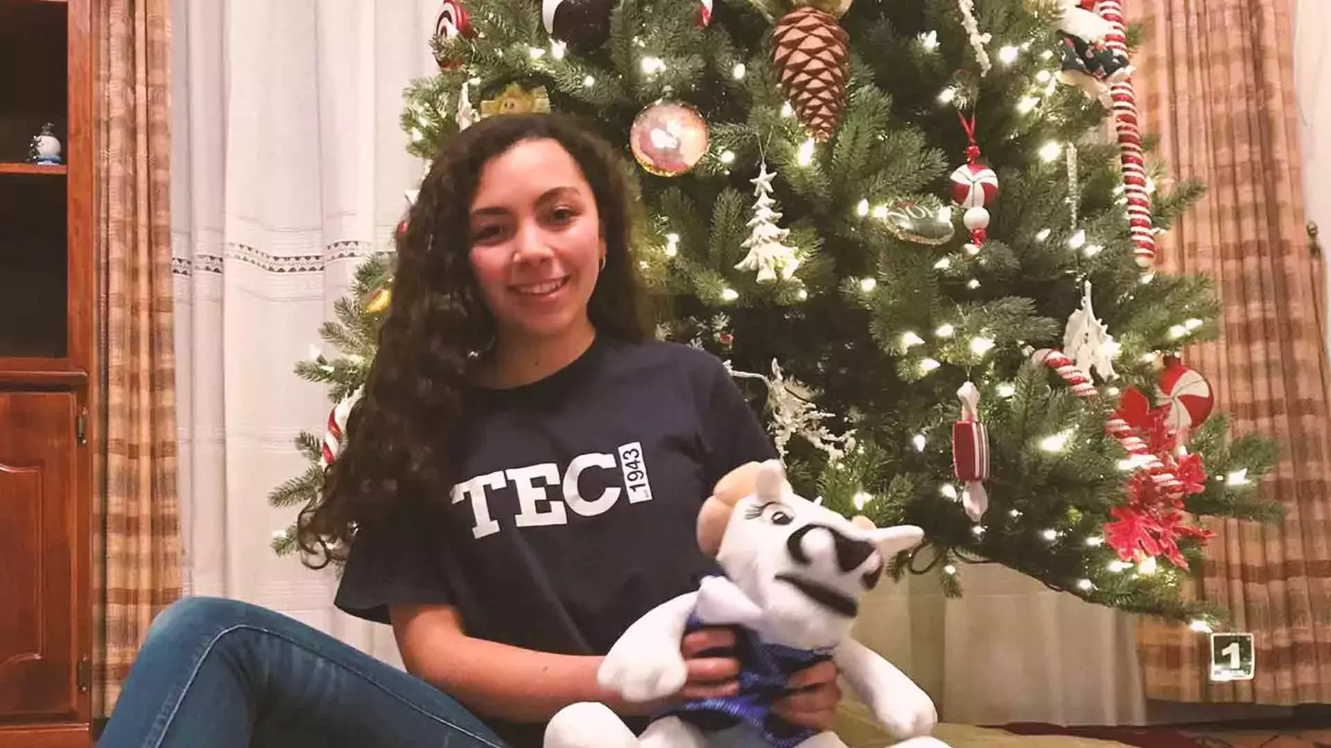 Alumna del Tec campus Toluca con su árbol de Navidad