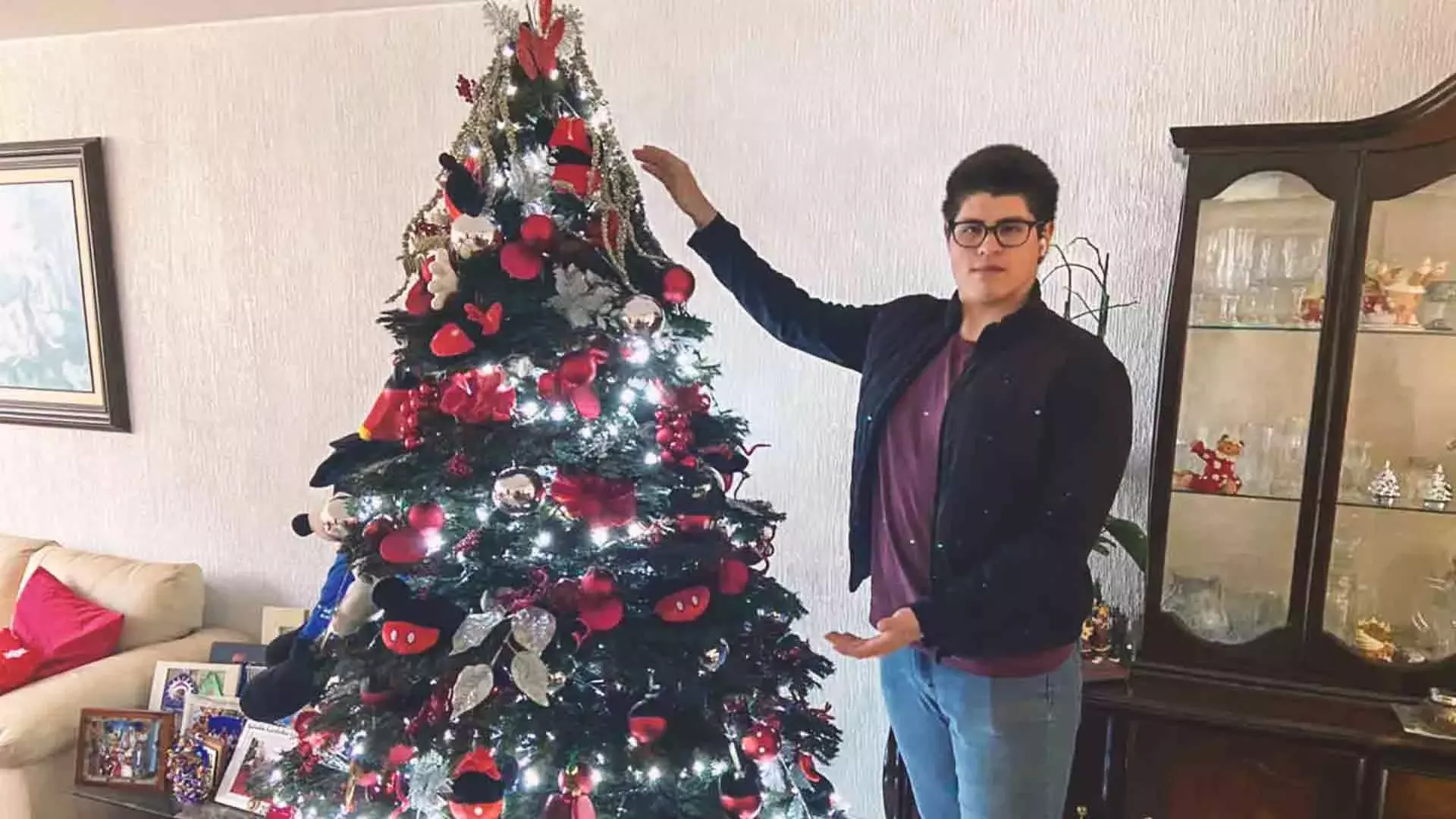 Alumno del Tec campus Toluca con su árbol de Navidad