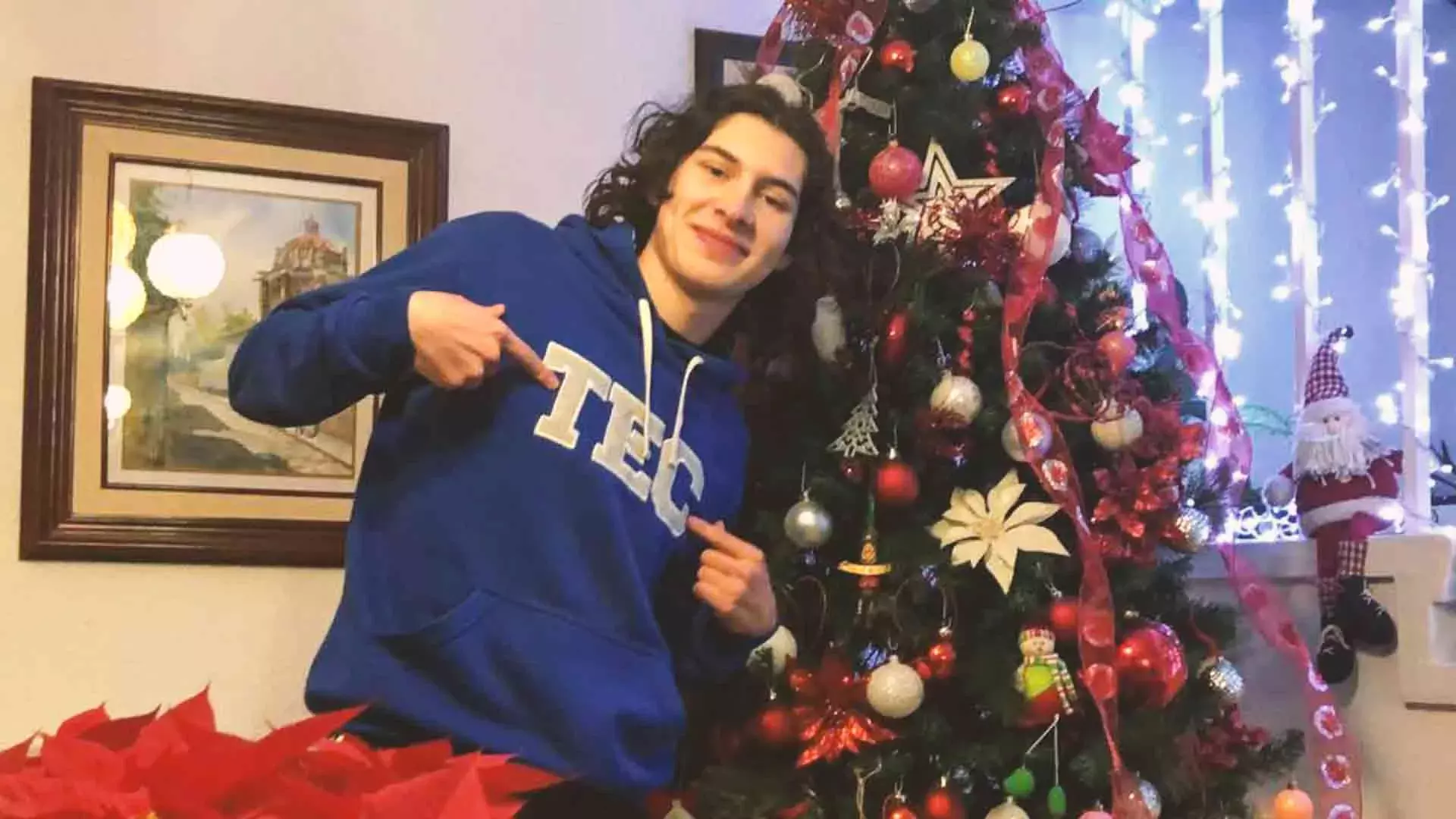 Alumno del Tec campus Toluca con su árbol de Navidad