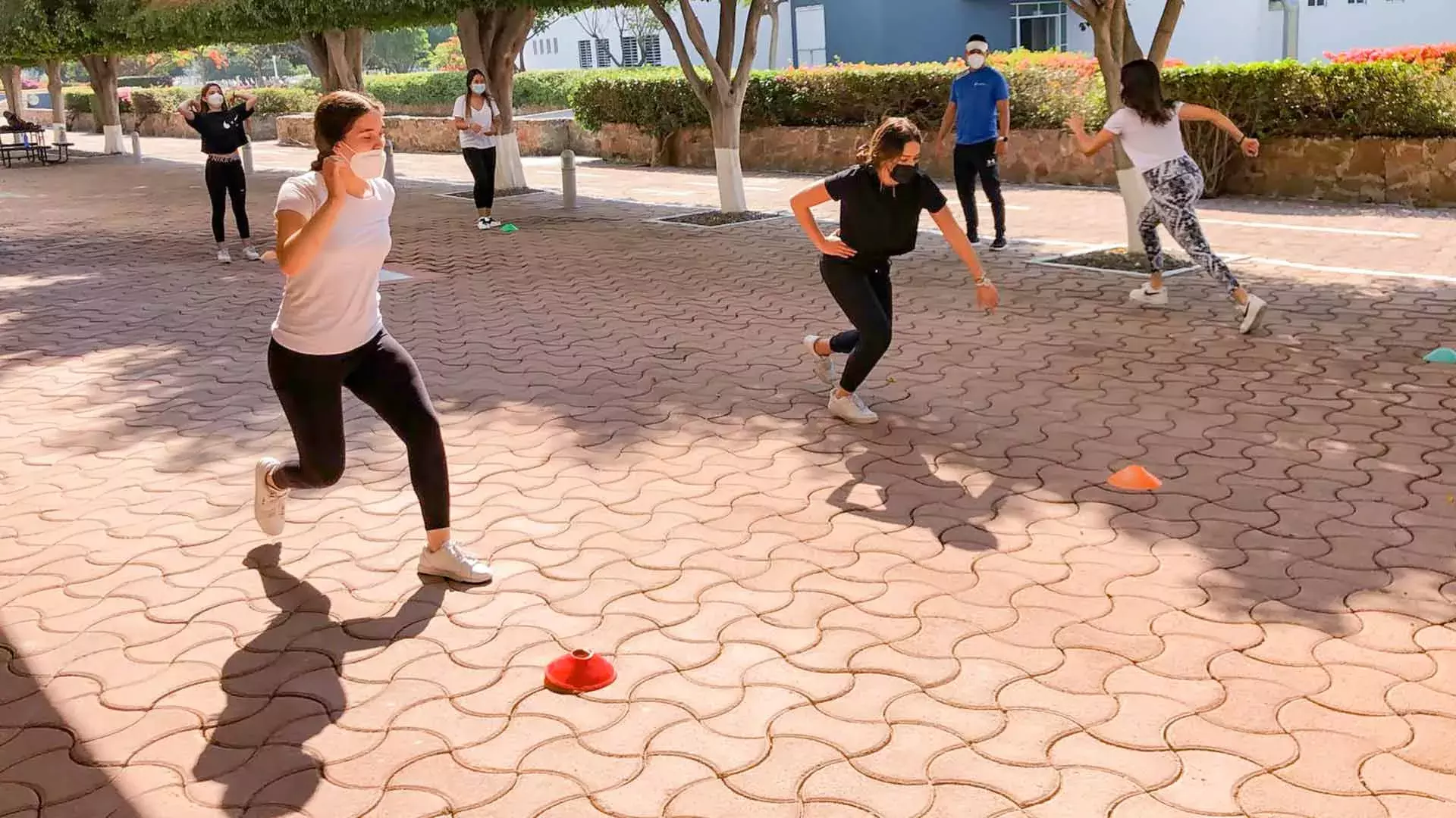 Estudiantes del Tec campus Queretaro participan en actividades de LiFE en espacios abiertos.