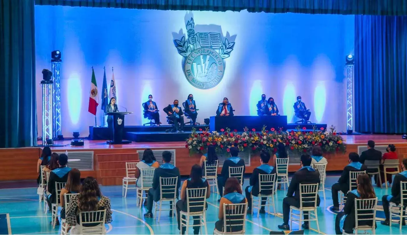 Alumnos y profesores en ceremonia de graduación