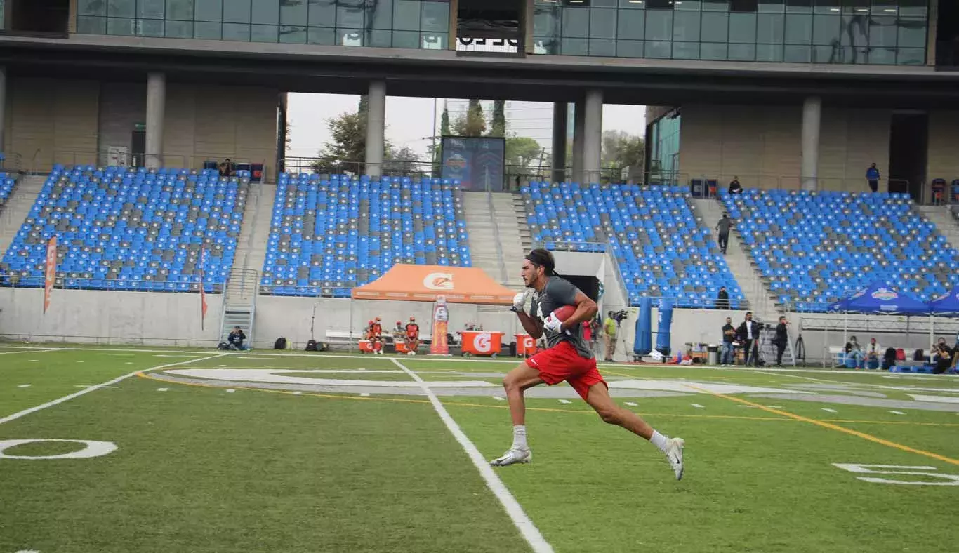 Juan-Gonzalez-realizando-jugada-en-NFL-international-combine-mexico-2021