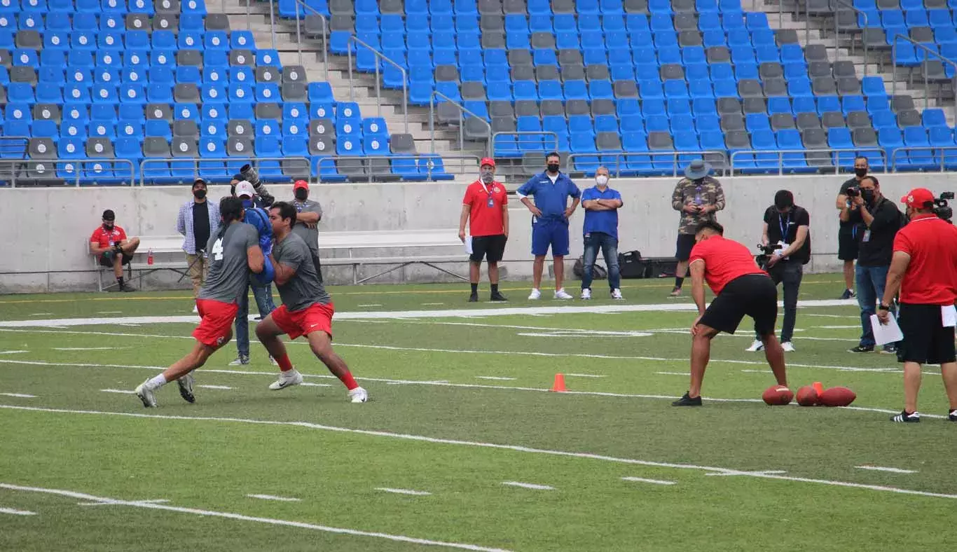 Jugadores-en-jugada-de-contacto-NFL-international-combine-mexico-2021