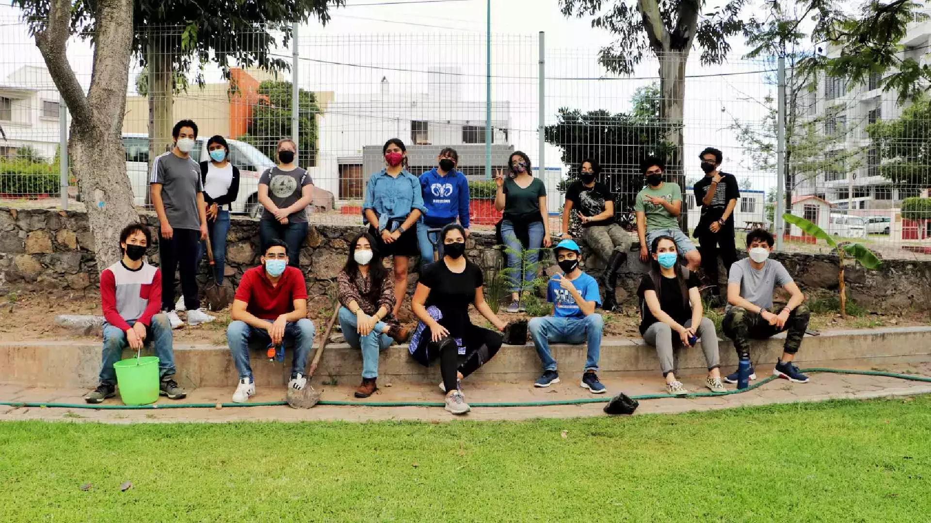 El grupo estudiantil, exhausto pero satisfecho, toma una foto para conmemorar su esfuerzo.