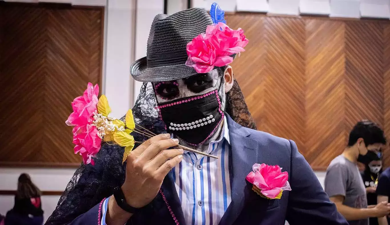 Un catrín con presencia muestra su ropa y flores