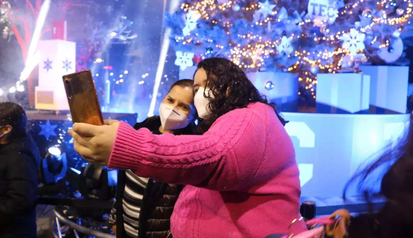 Familias posaron frente al recién iluminado pino.