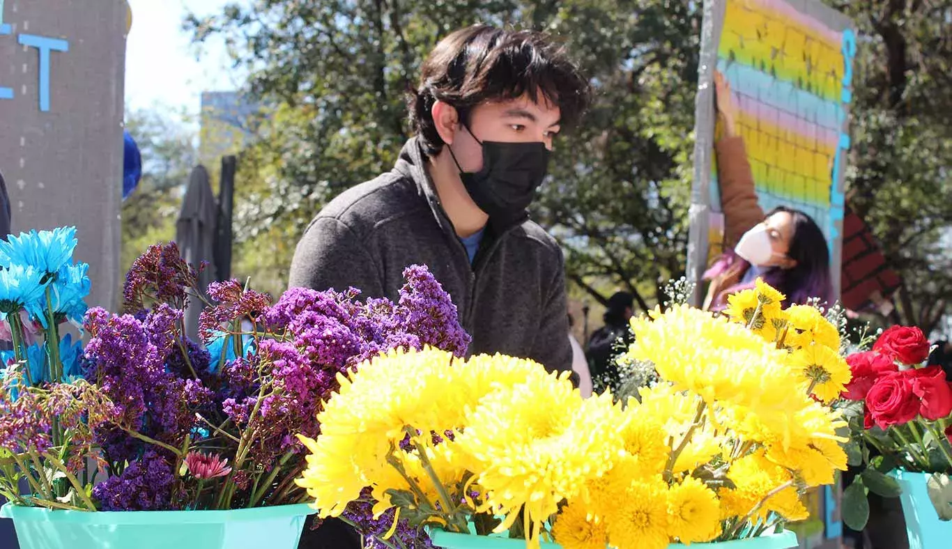 Alumnos pudieron crear su bouquet de flores en el Love Fest