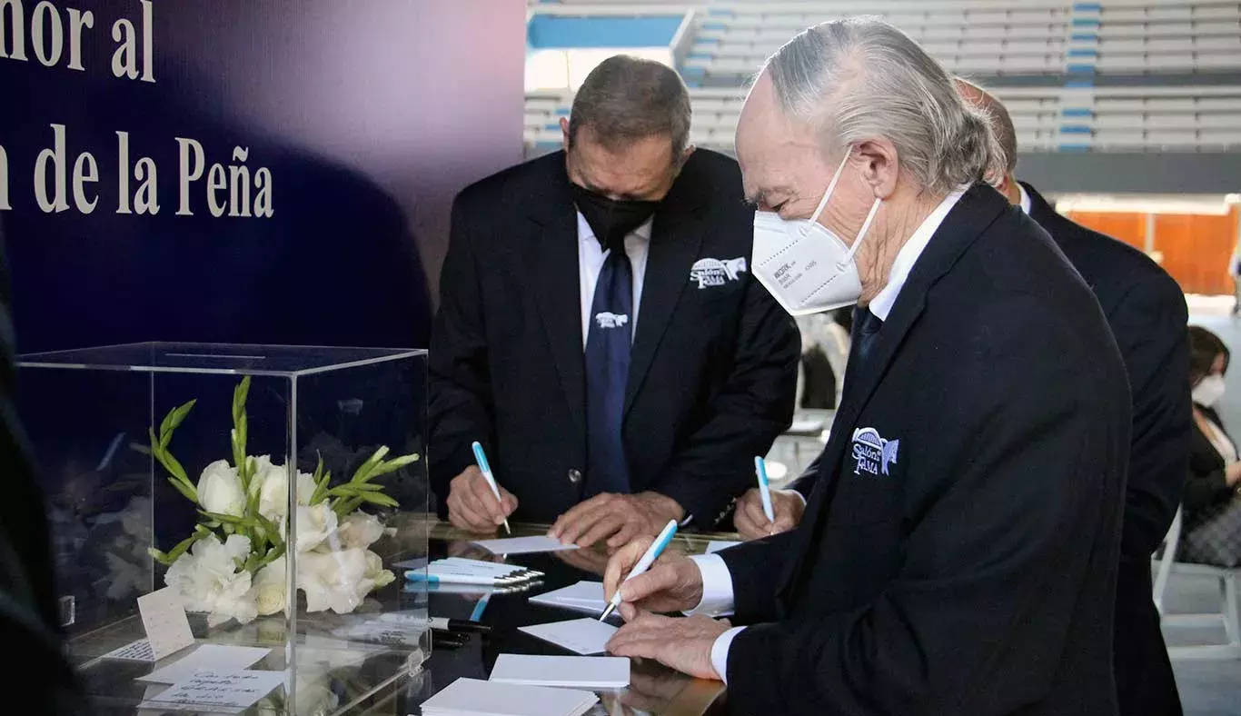 Miembros del Salón de la Fama escribiendo mensajes en honor a Ramón d ela Peña.