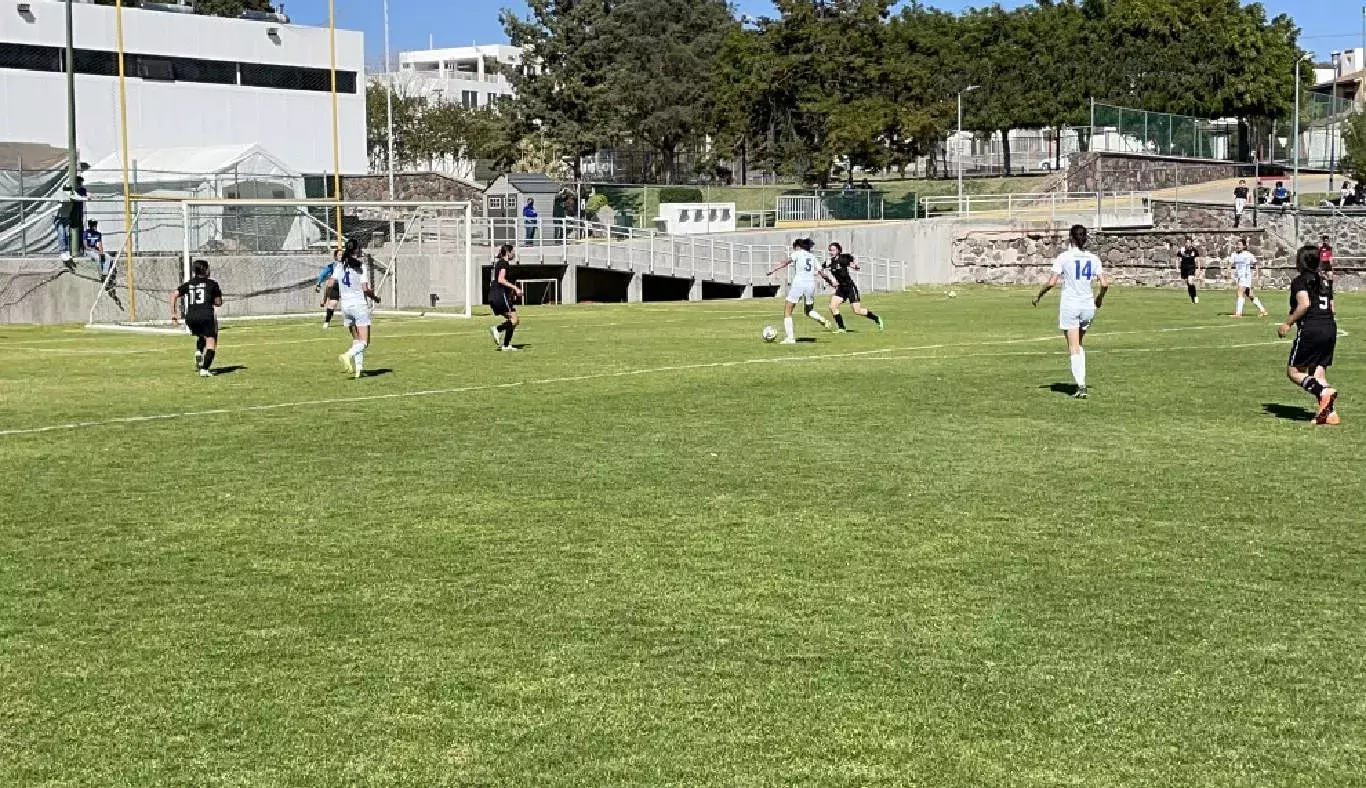 A por el balón, desde todas las direcciones.