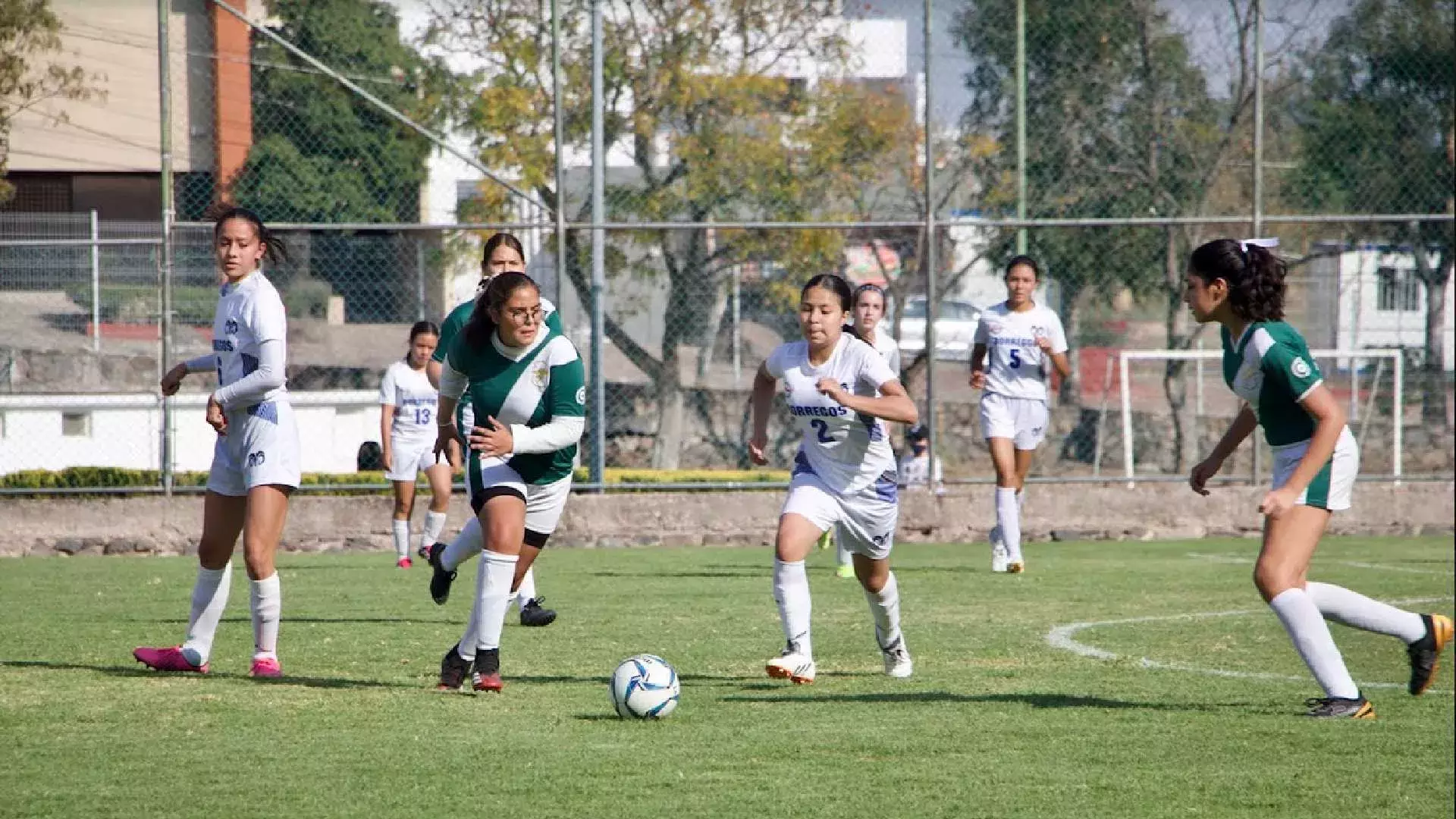 Enfrentándose a media cancha.