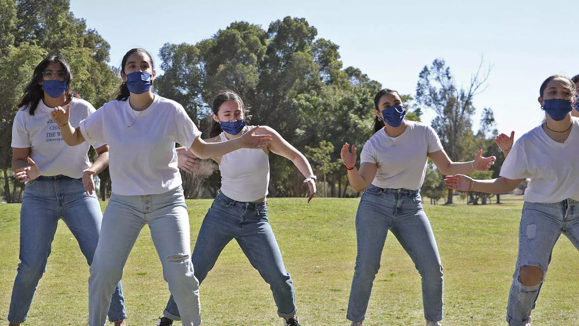 Alumnas de la clase de danza del campus