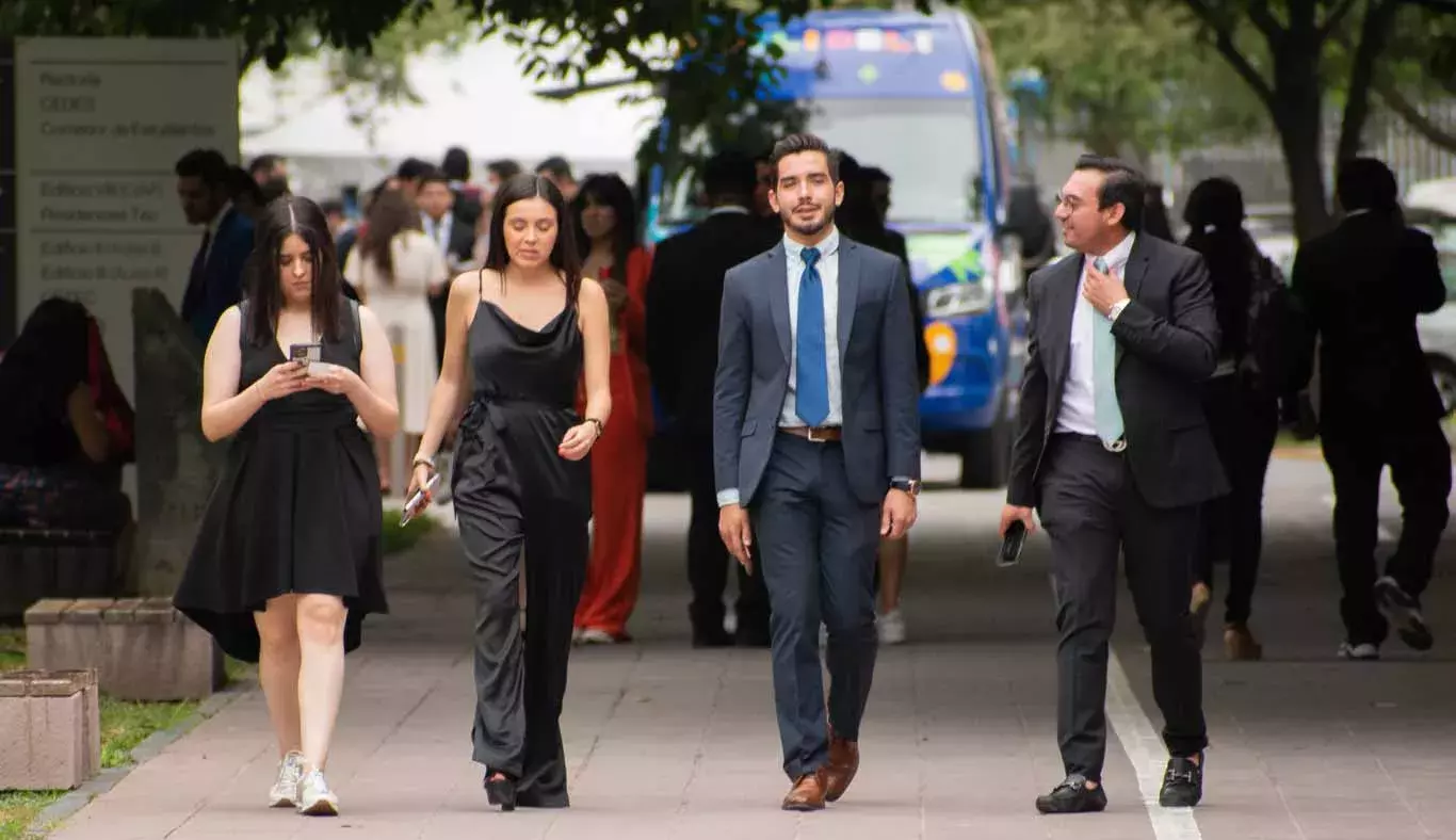 Ingenieros en nanoecnología caminando 