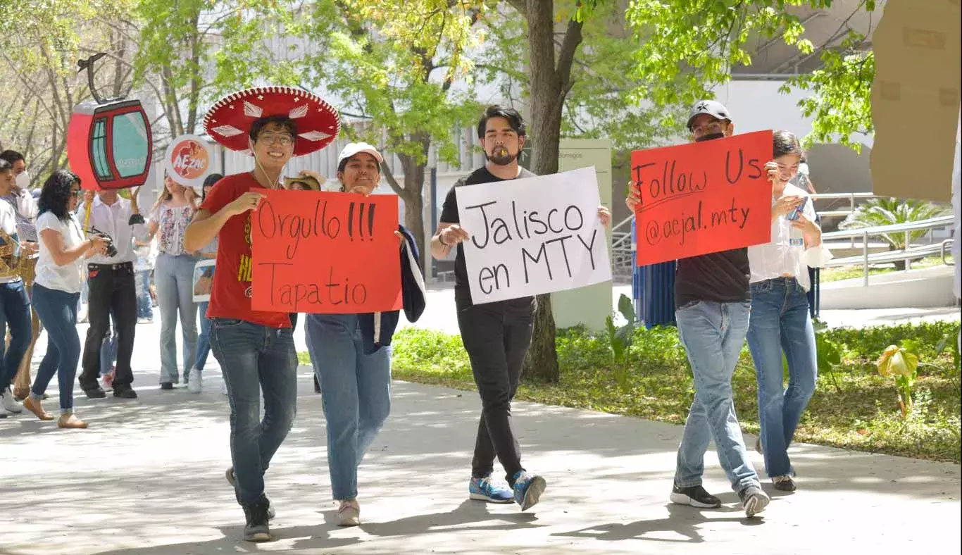 Alumnos de Jalisco con sus tradicionales sombreros de charro