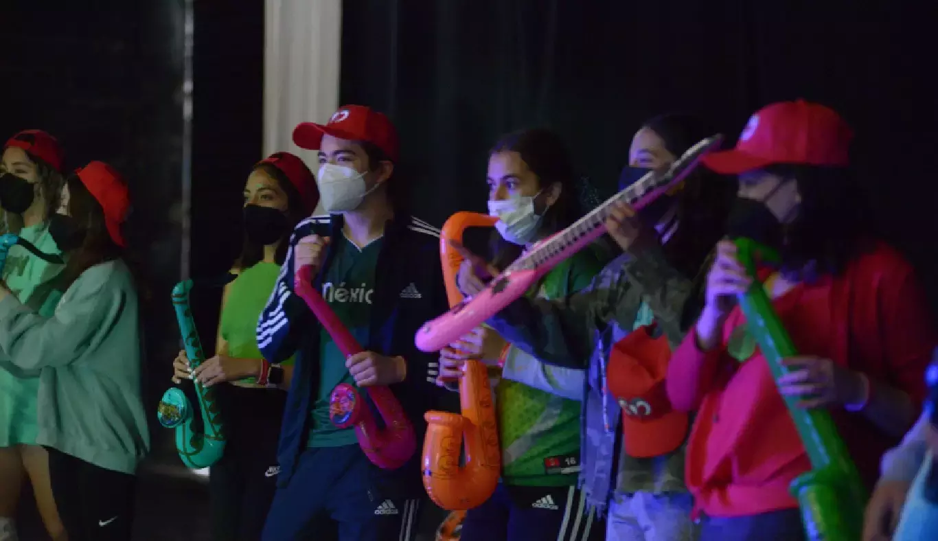 La banda, tocando los instrumentos inflables.