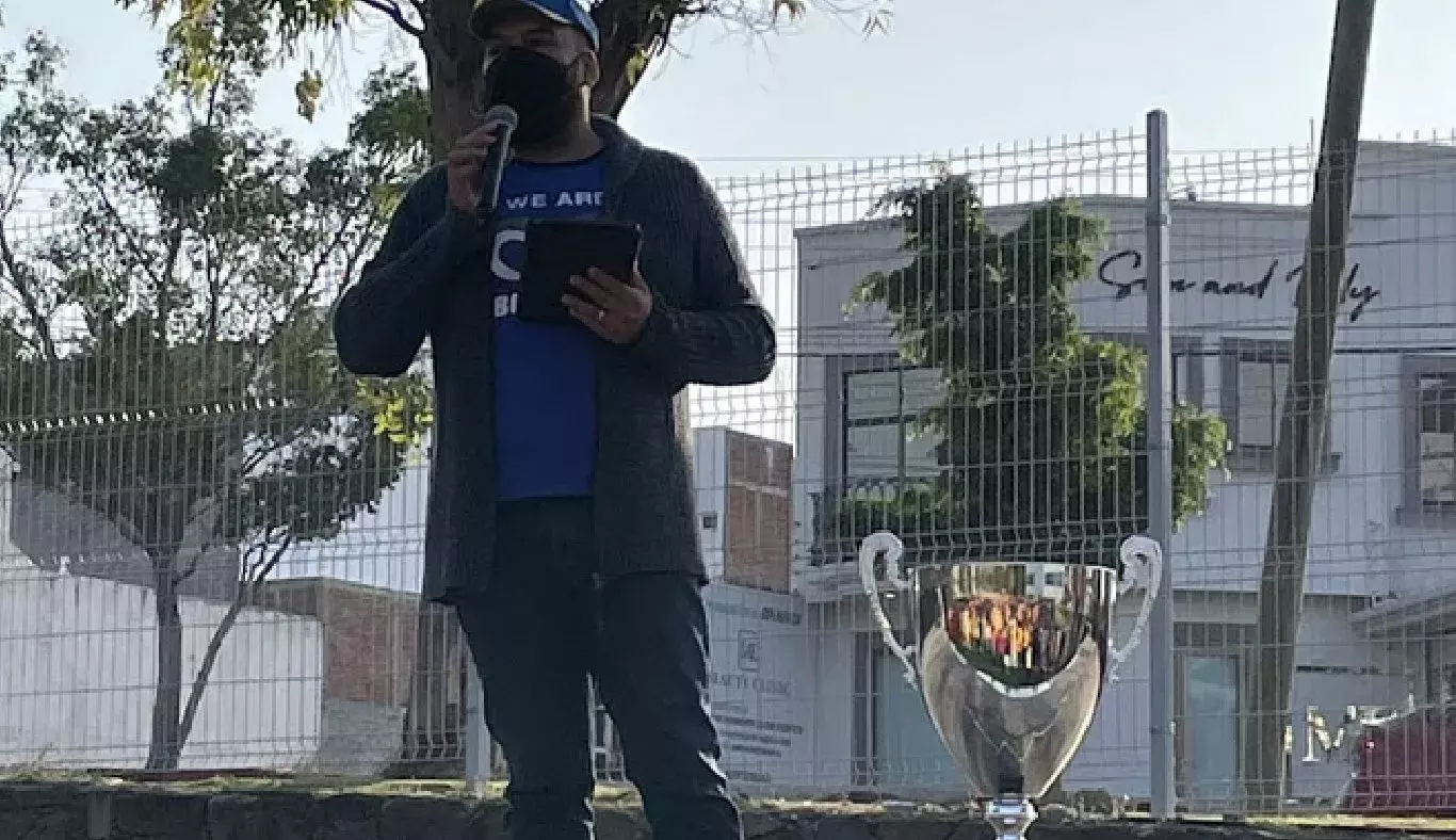 El director, junto a la copa PrepaTEC.