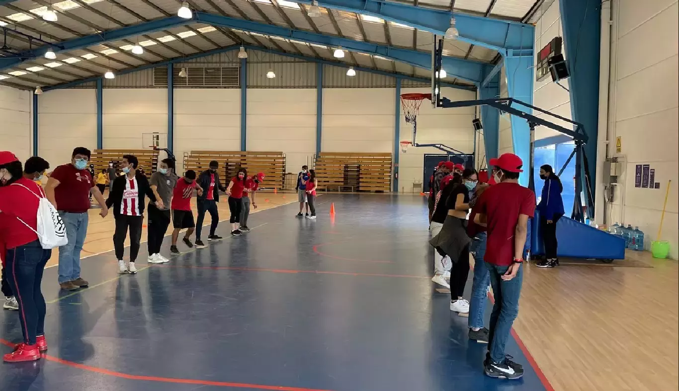 El equipo rojo, intentando cruzar el "suelo de lava".