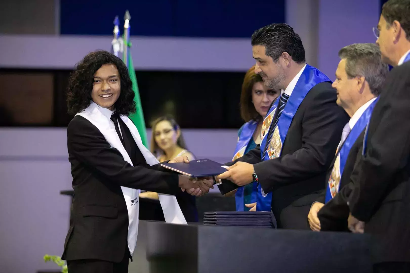 Eric Pascual entregando reconocimiento al alumno Genaro Acosta