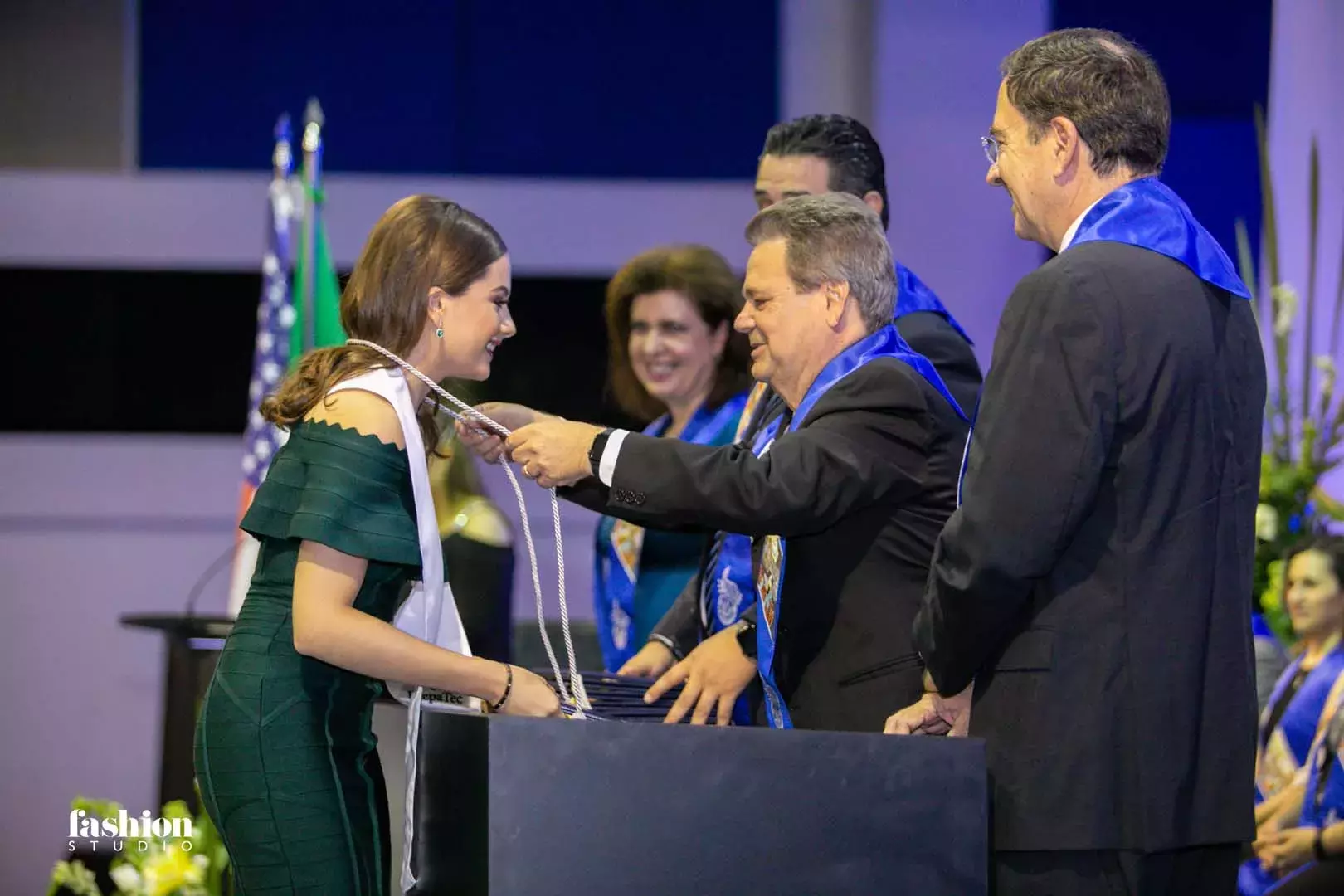 Ana Elena Blanchet siendo condecorada con mención honorífica