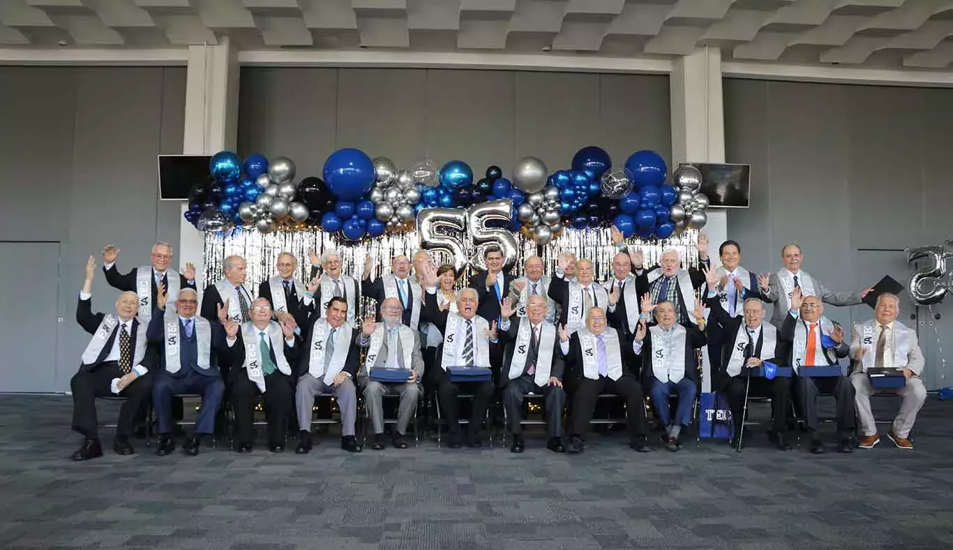 Autoridades del Tec de Monterrey recibieron a los egresados.