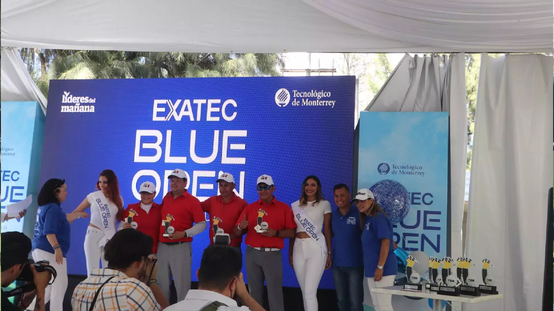 Algunos de los ganadores posando para una foto